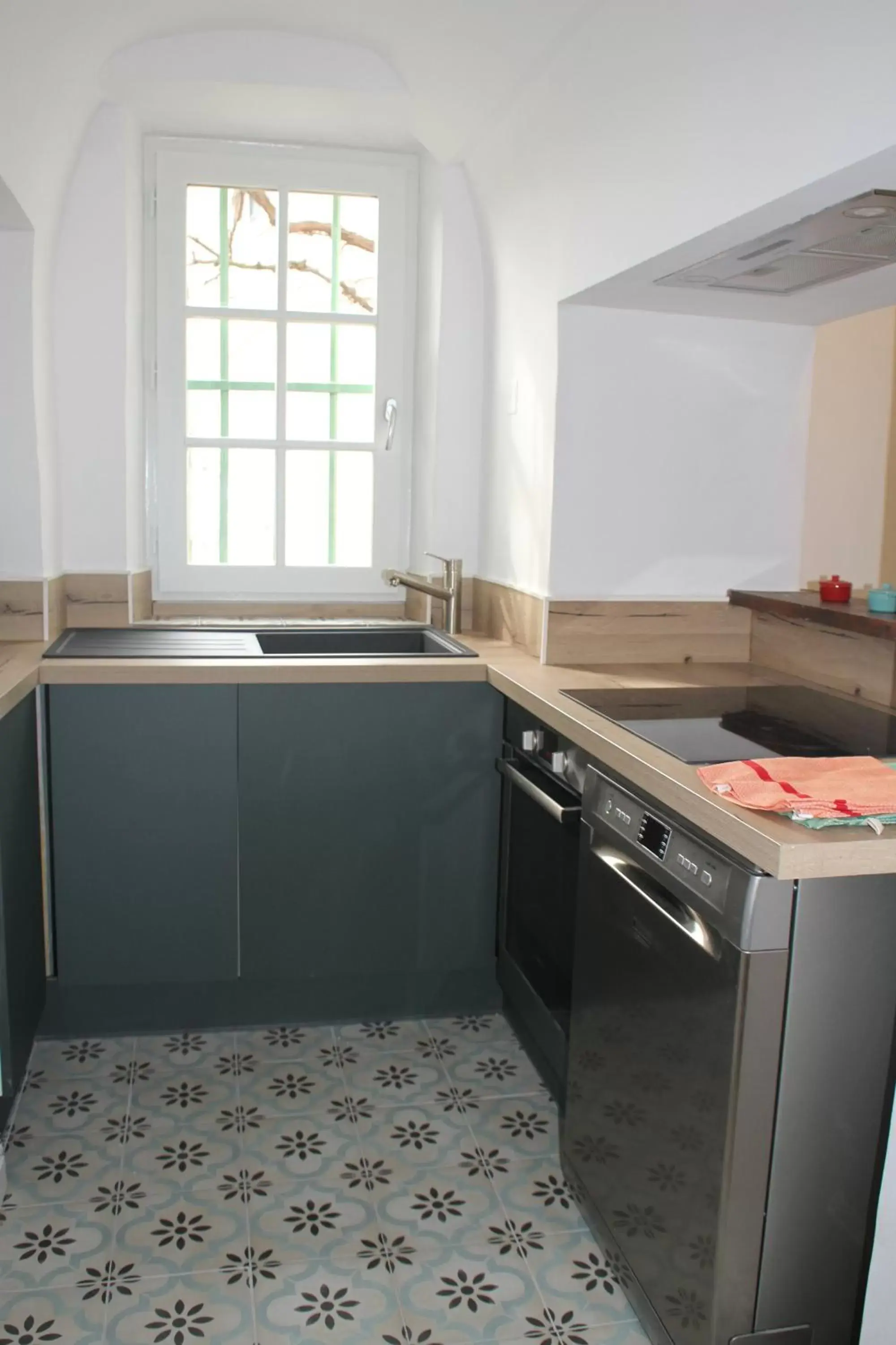 Communal kitchen, Kitchen/Kitchenette in La Tour Des Remparts