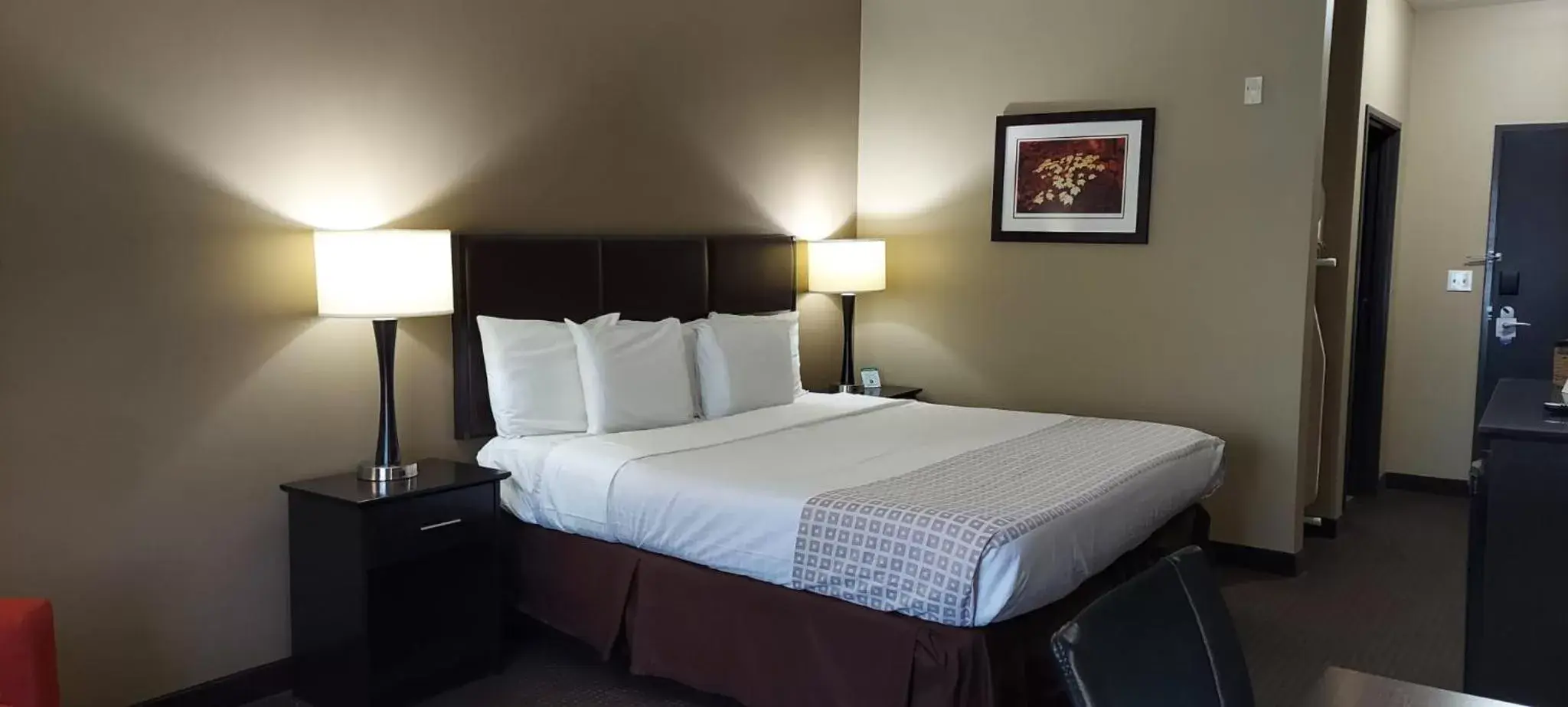 Bed in Parkwood Inn & Suites