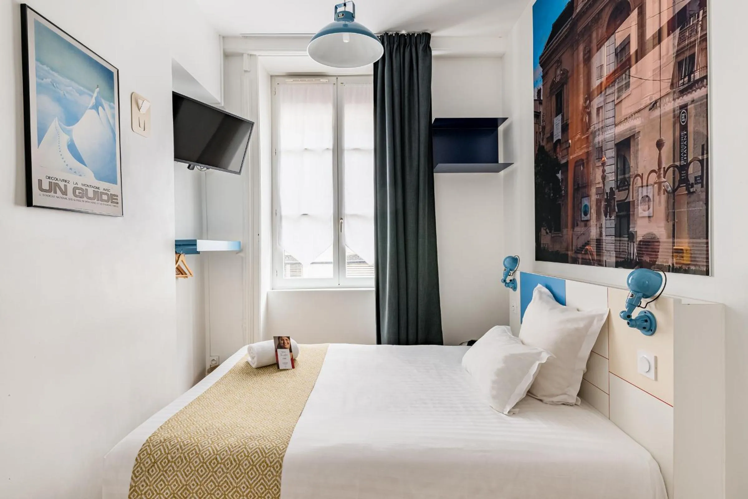 Bed in Hôtel du Simplon