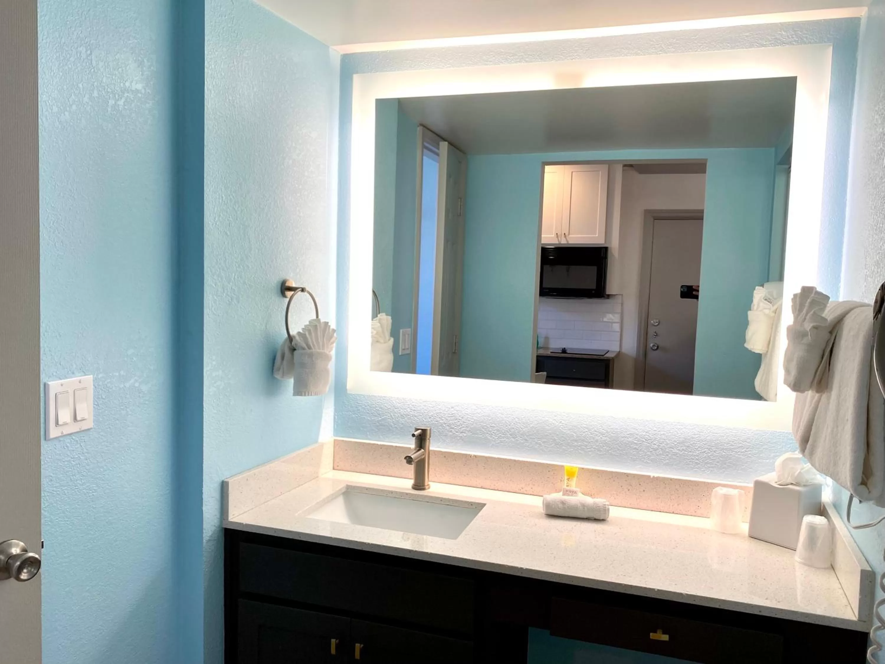 Bathroom, Bed in Bilmar Beach Resort