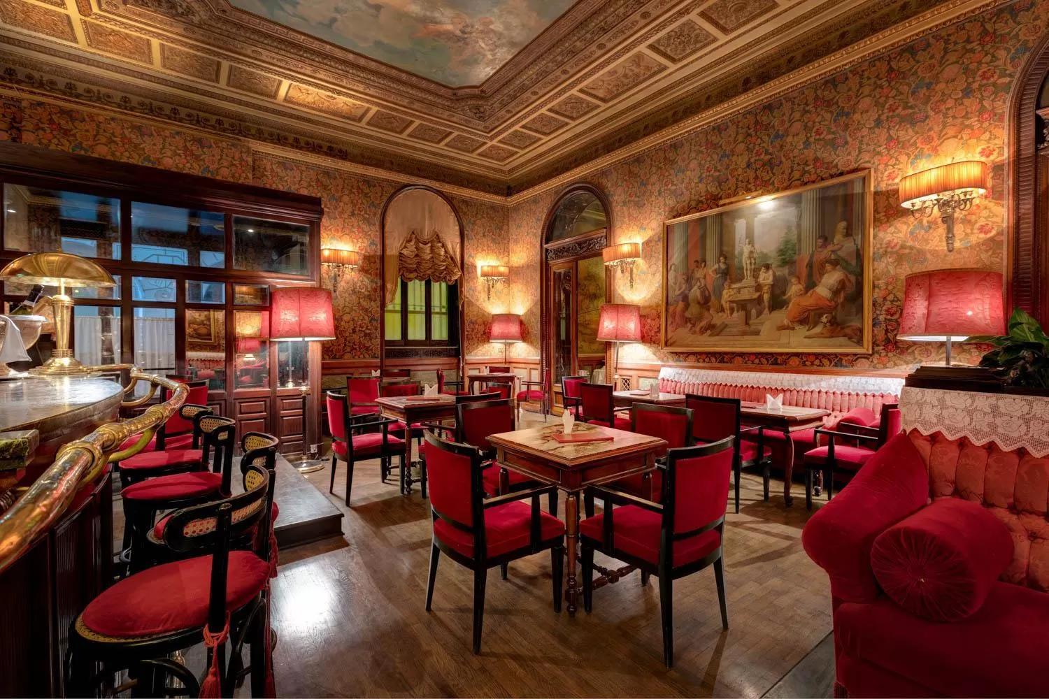 Restaurant/places to eat in Grand Hotel Plaza