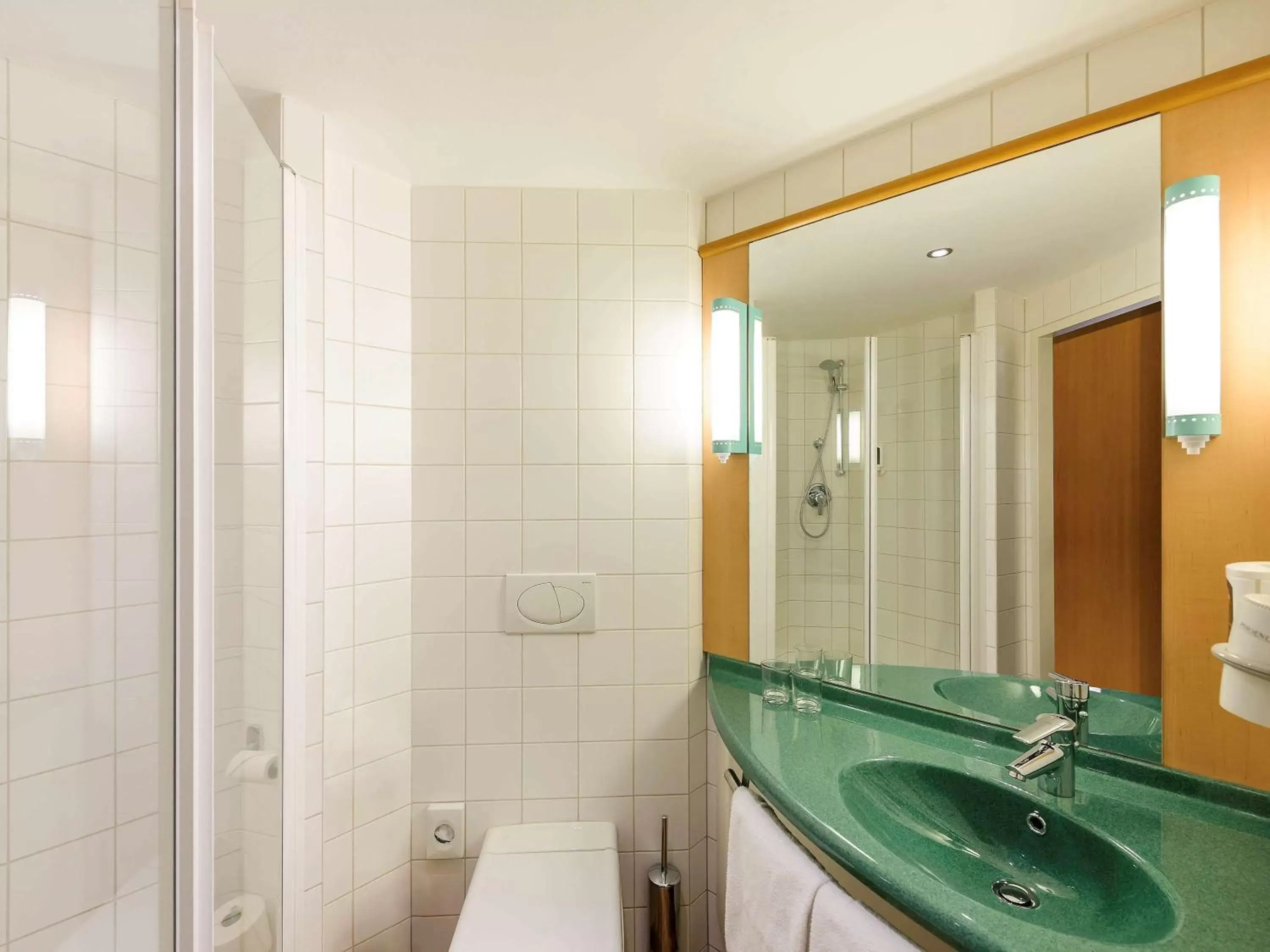 Photo of the whole room, Bathroom in ibis Wien City