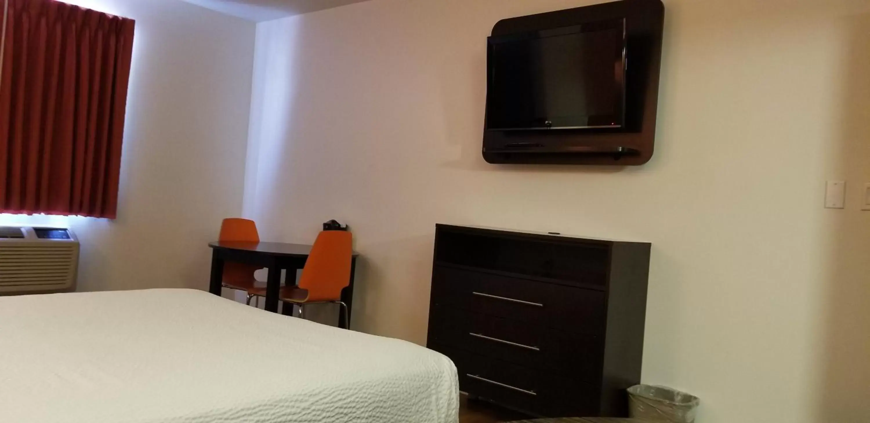 Bed, TV/Entertainment Center in Motel 6-Innisfail, AB