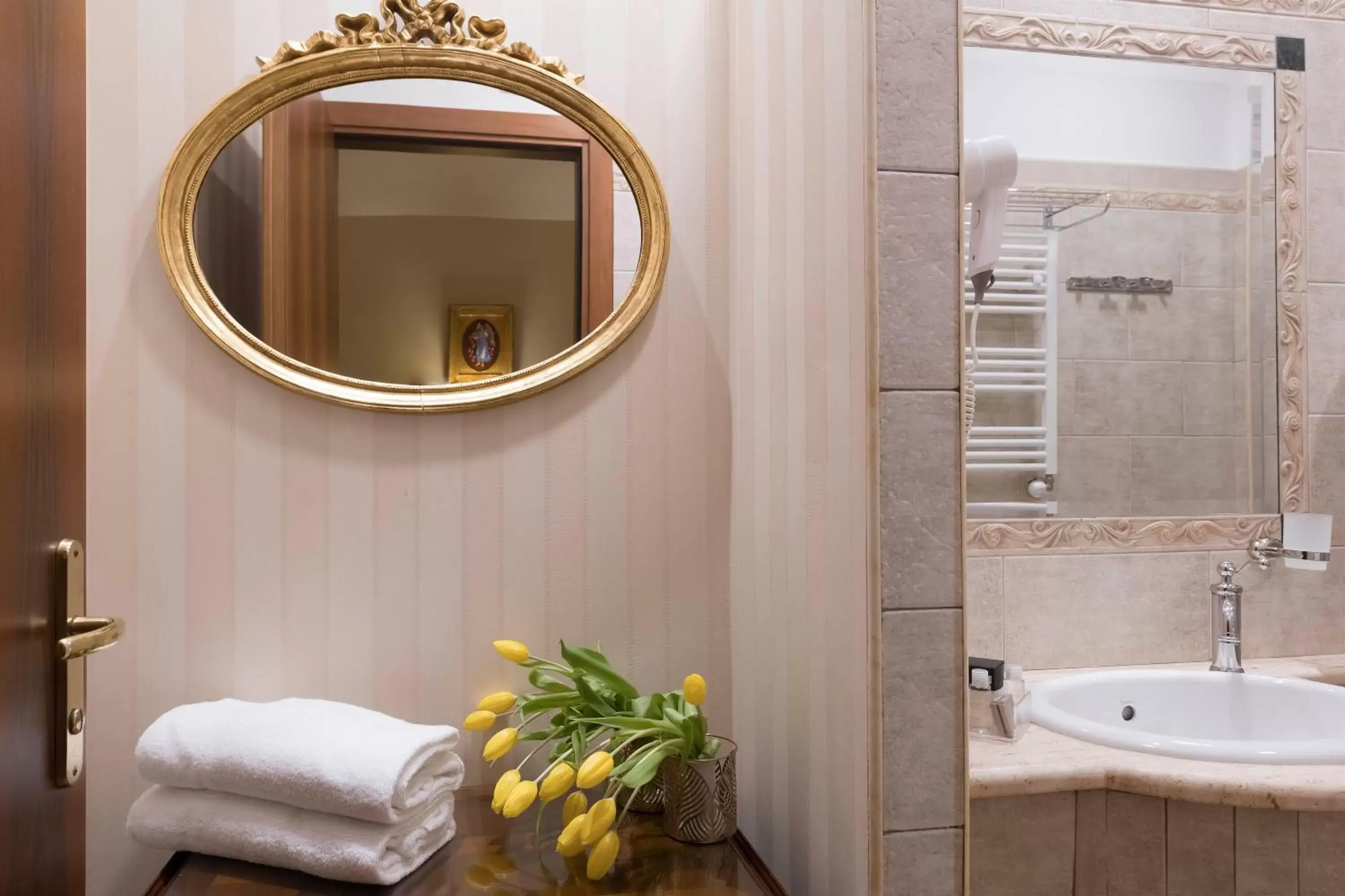 Decorative detail, Bathroom in Hotel Des Artistes