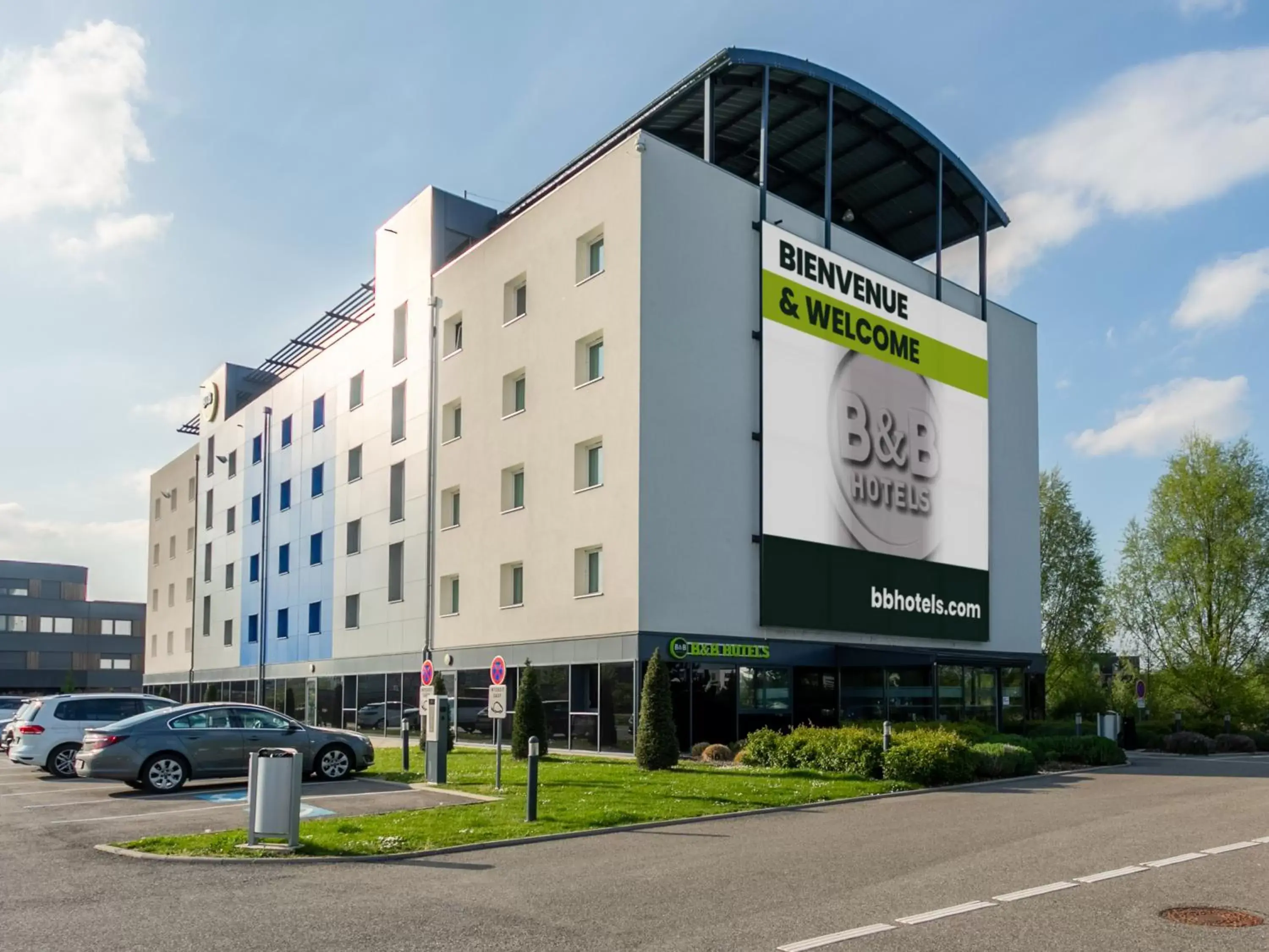 Property Building in B&B HOTEL Strasbourg Nord Schiltigheim Lac 4 étoiles