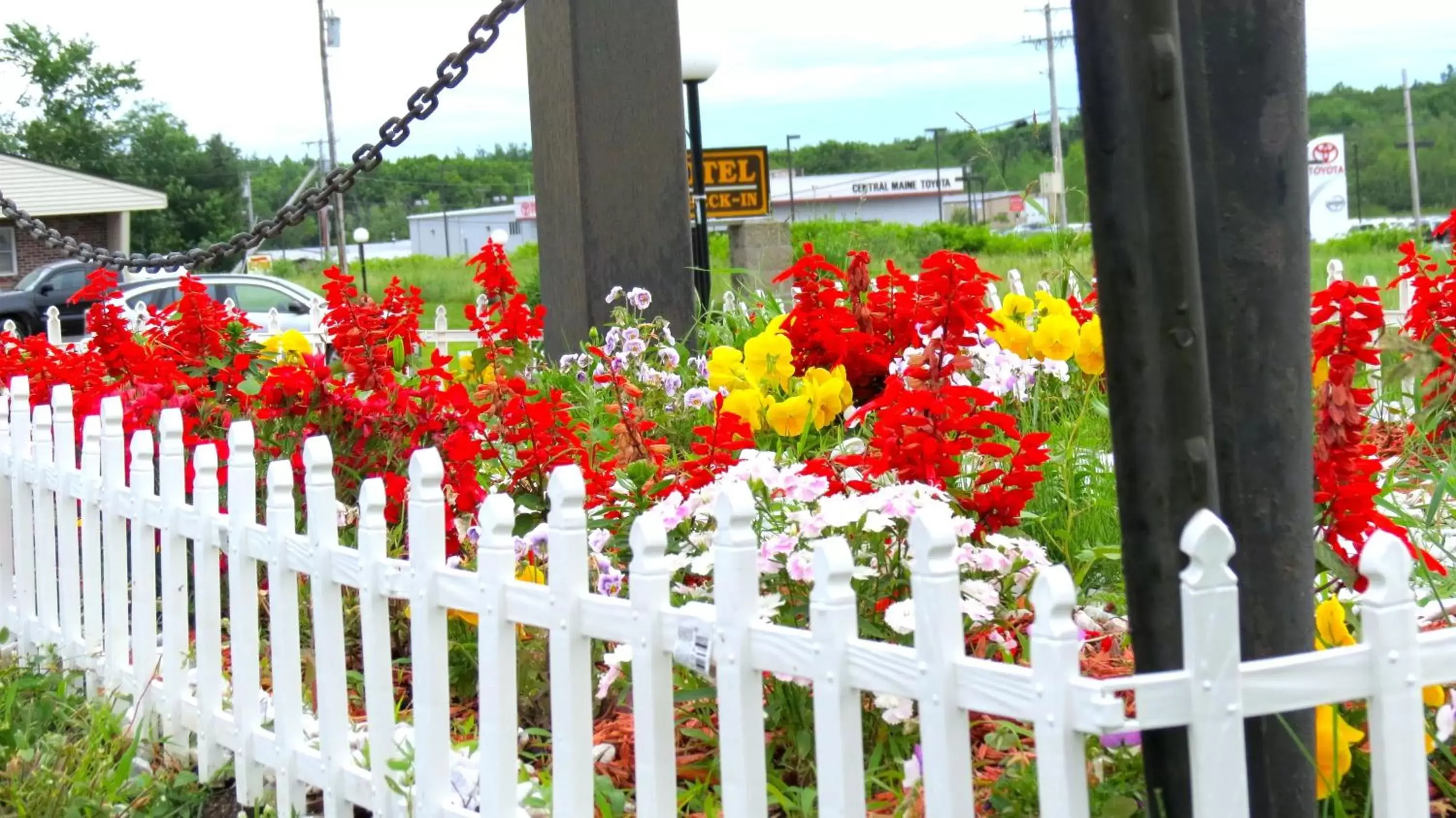 Facade/entrance in Budget Host Airport Inn