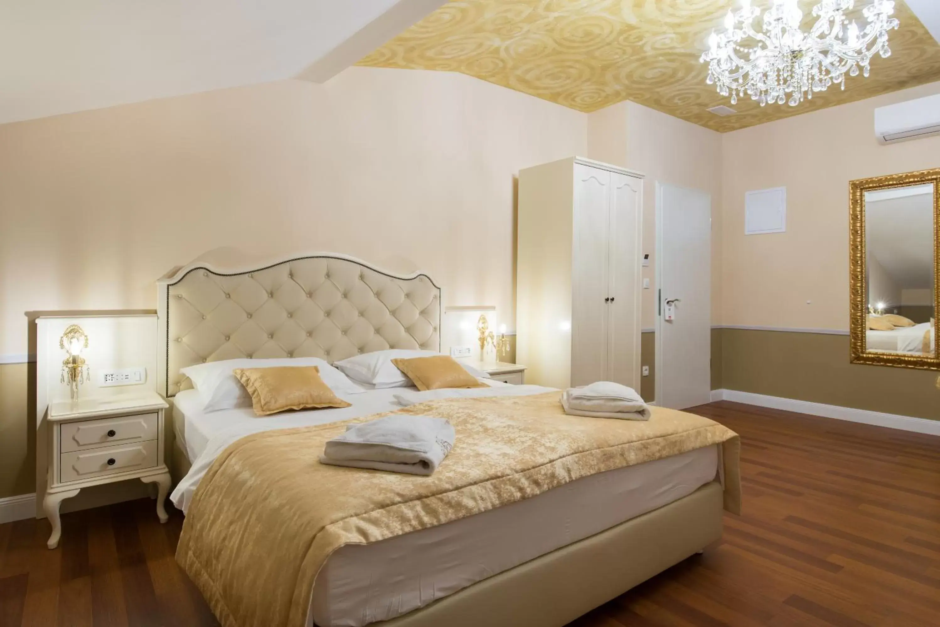 Bed in Central Square Heritage Hotel Bed in Central Square Heritage Hotel