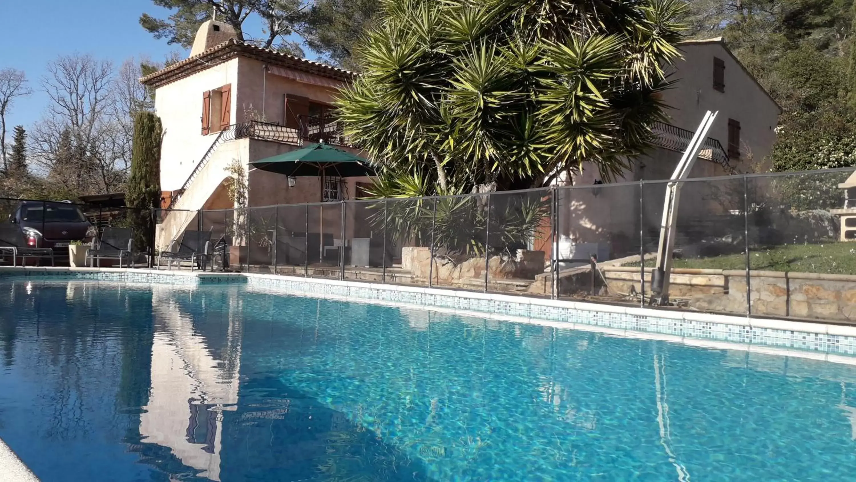 Property building, Swimming Pool in Etoilevacances Chambres d hotes Campagne en Lavande