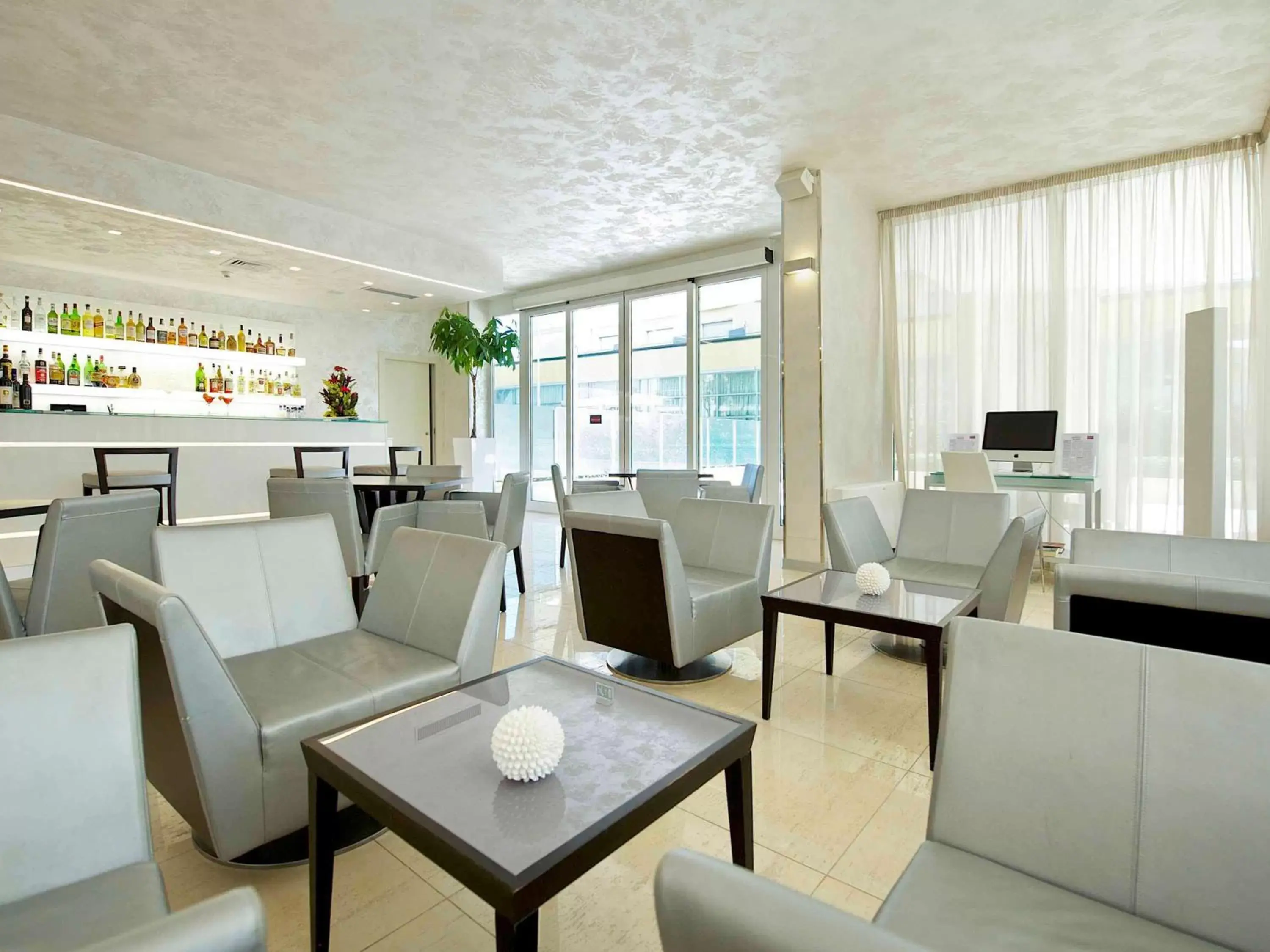 Lounge or bar, Restaurant/Places to Eat in Mercure Hotel Rimini Artis