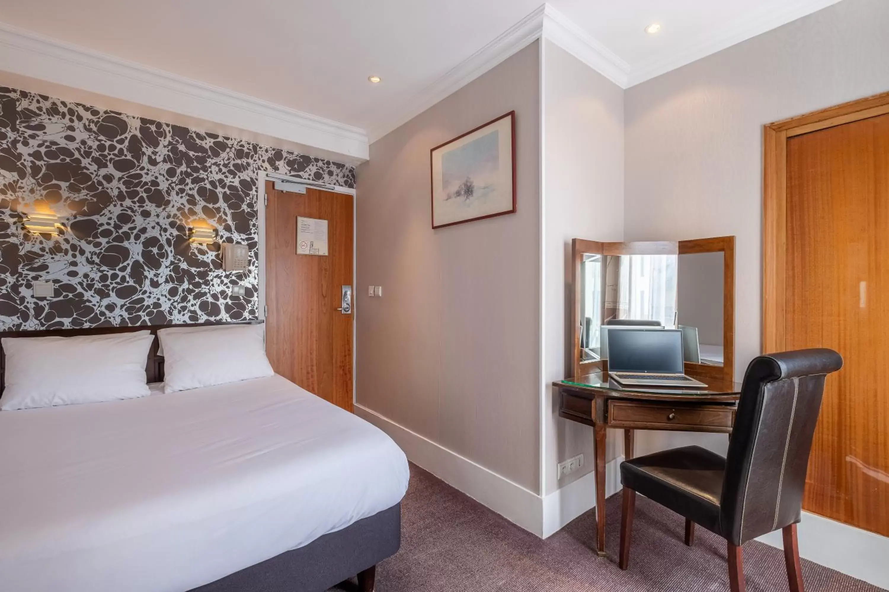 Bedroom, Bed in Hotel London