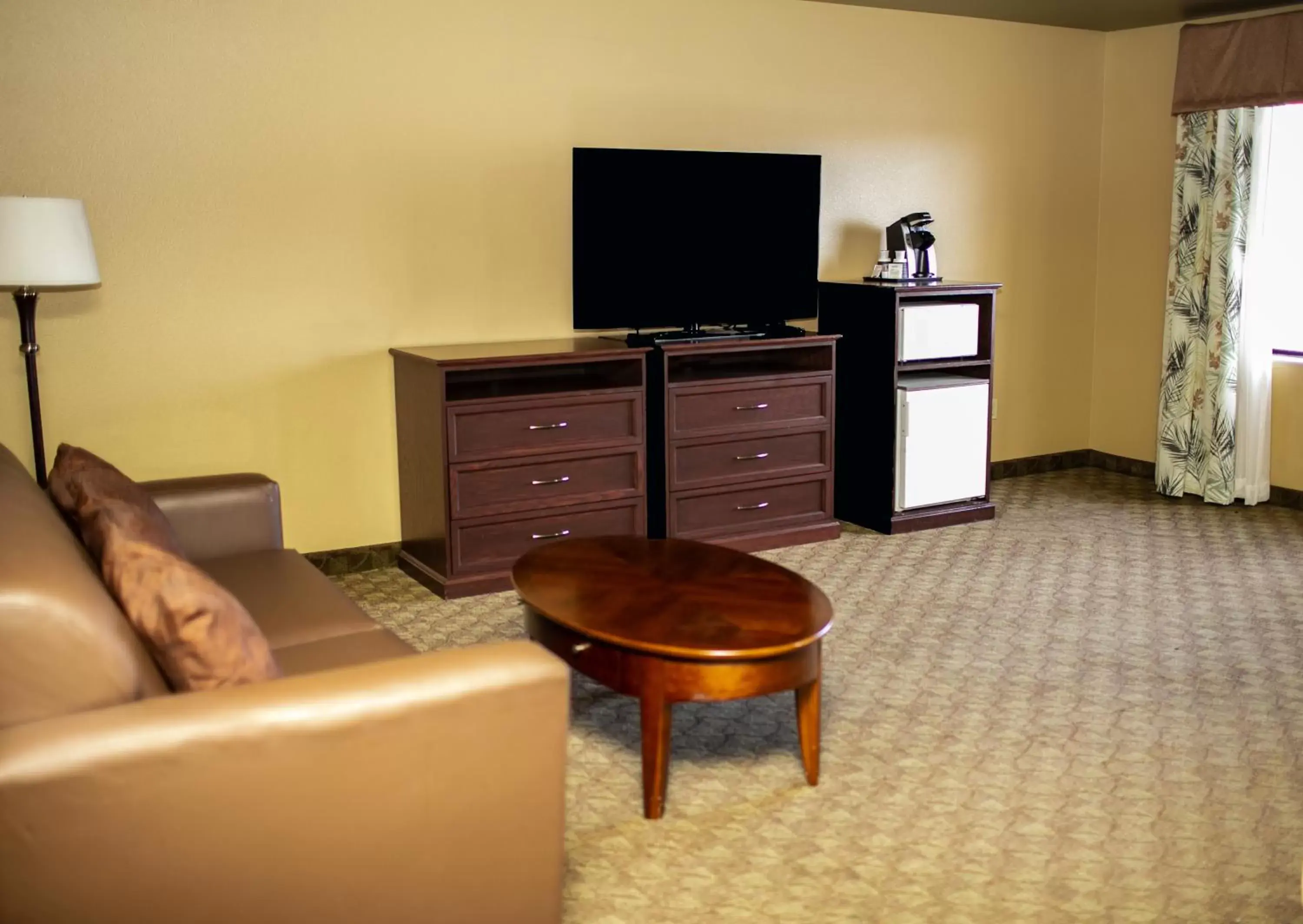 Living room, TV/Entertainment Center in Seaport Inn & Suites