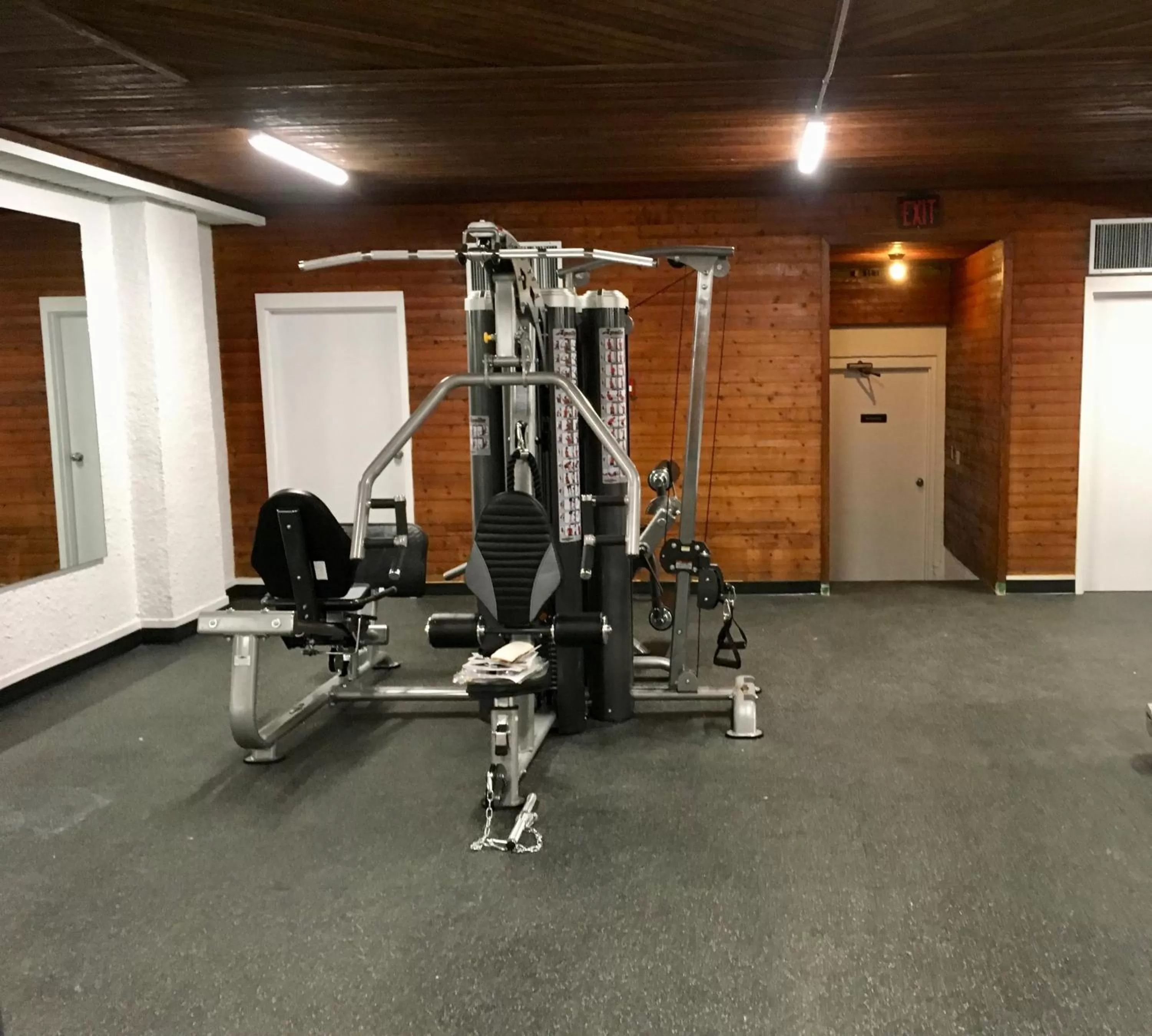 Fitness centre/facilities in Crestwood Hotel
