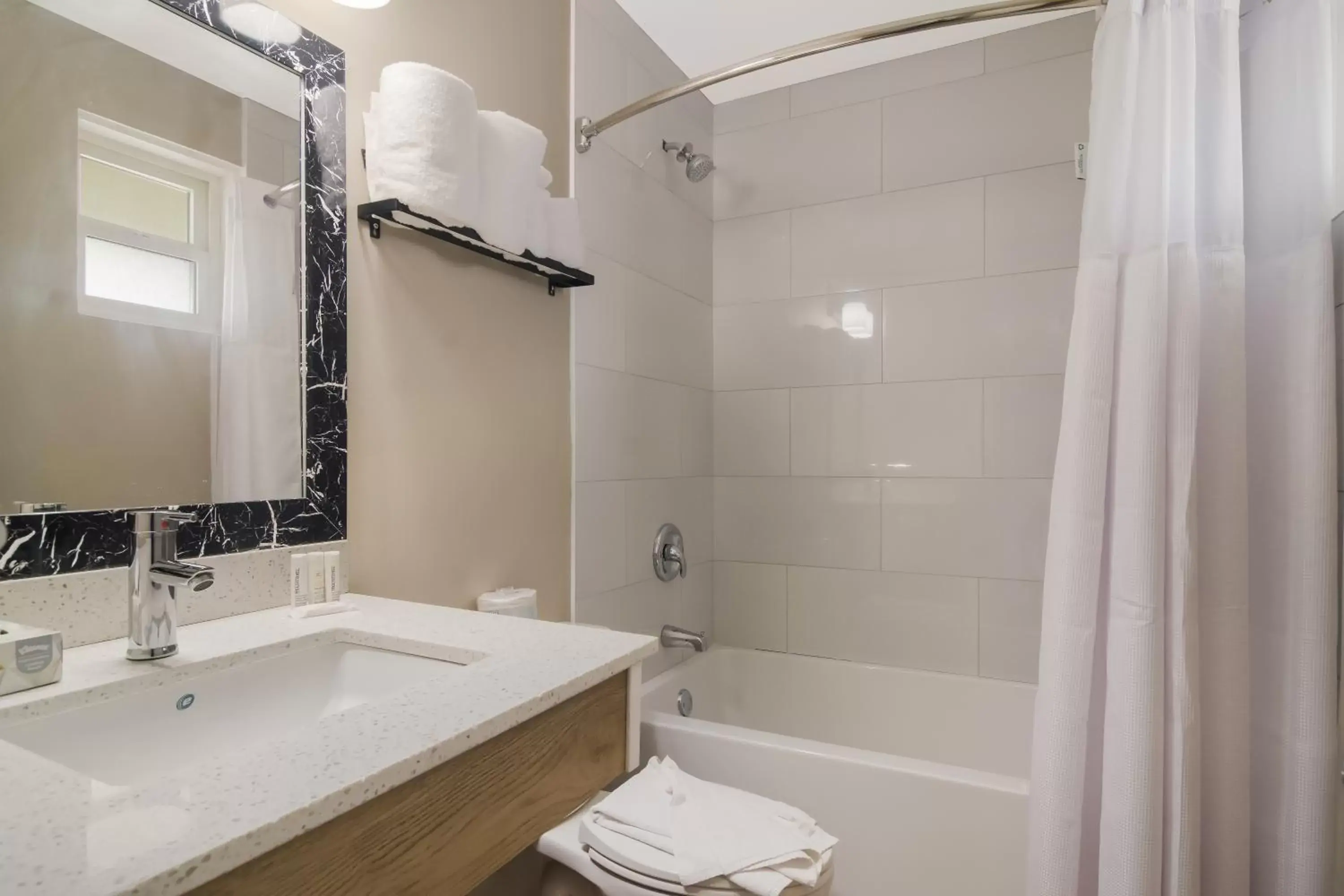 Shower, Bathroom in Canadas Best Value Inn & Suites Kamloops