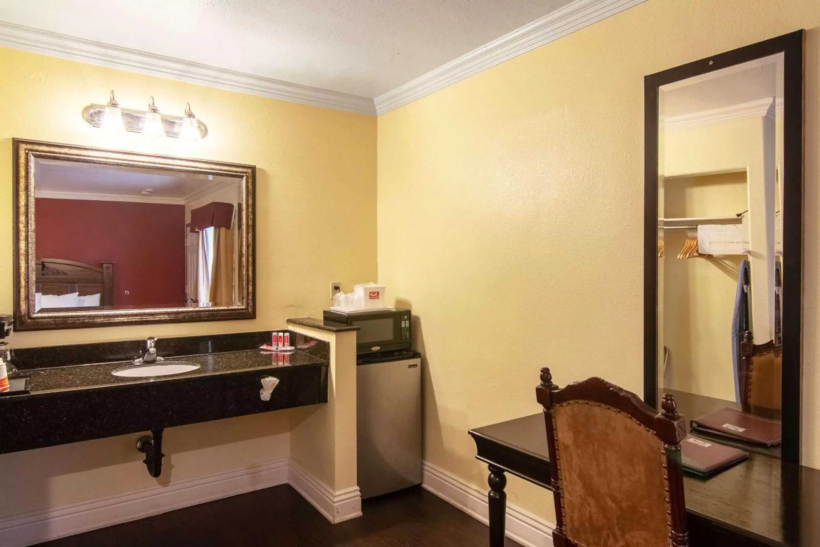 Photo of the whole room, Bathroom in Econo Lodge Long Beach I-405