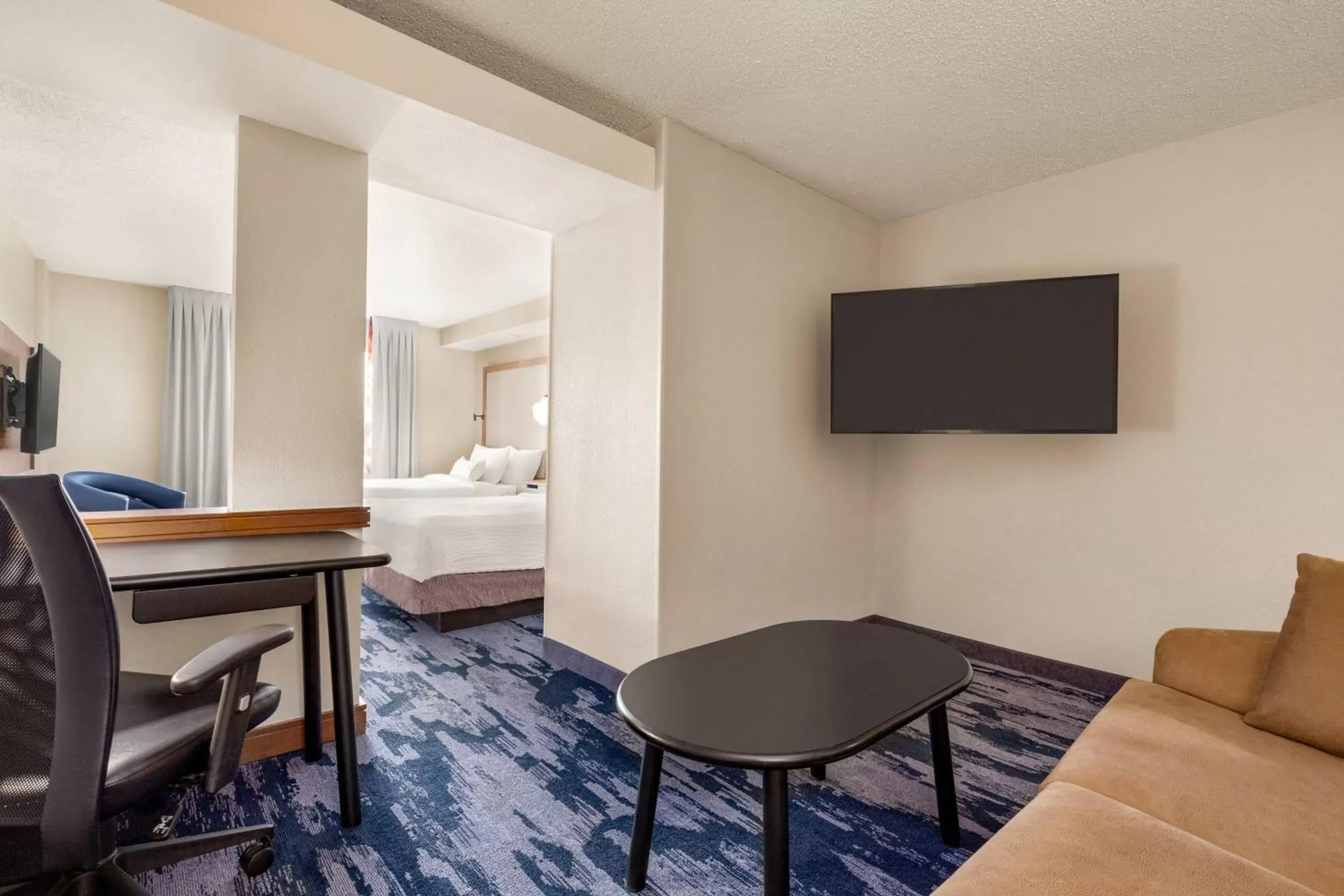 Living room, TV/Entertainment Center in Fairfield Inn & Suites by Marriott Reno Sparks