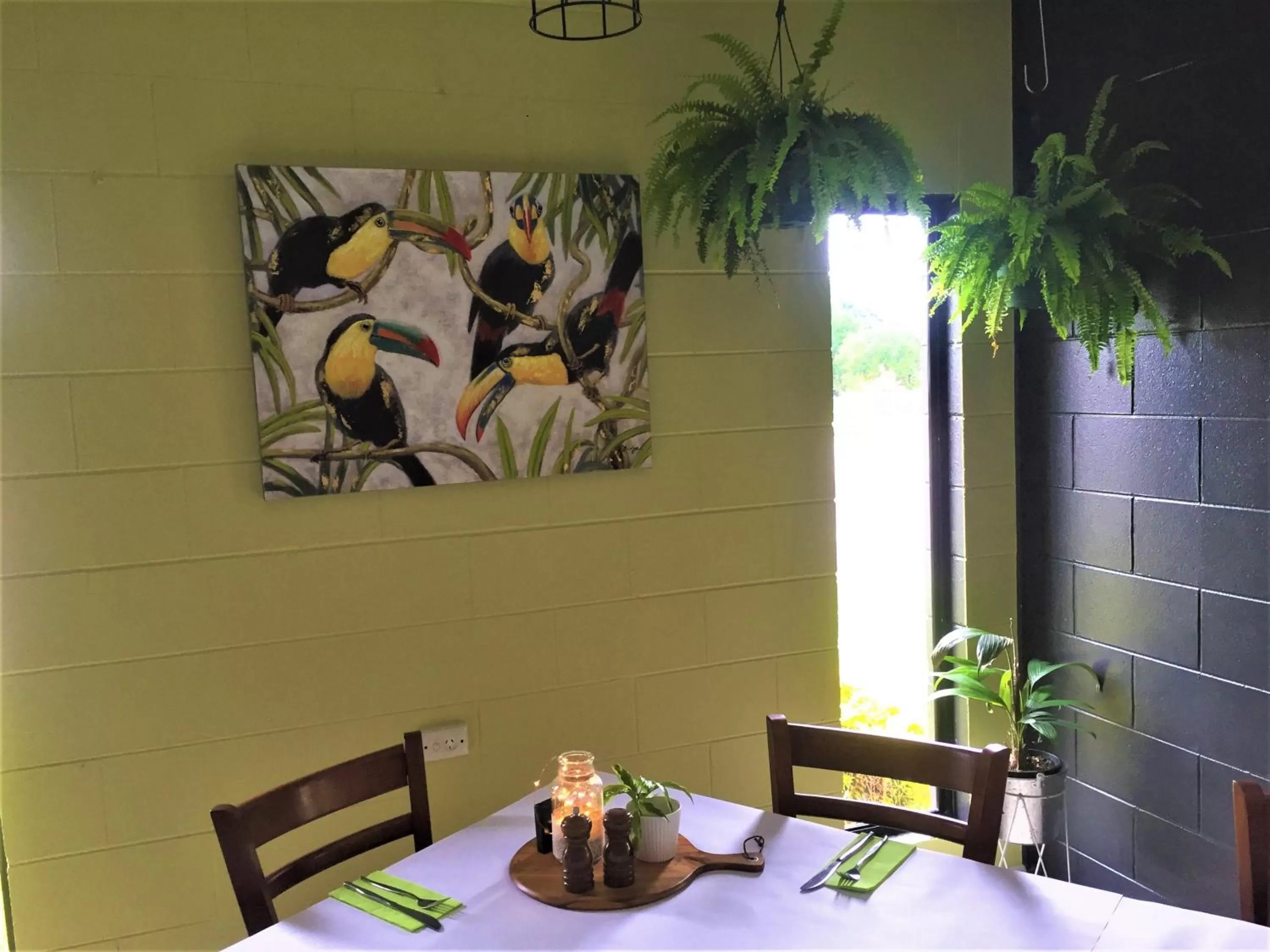 Restaurant/places to eat in Cardwell at the Beach