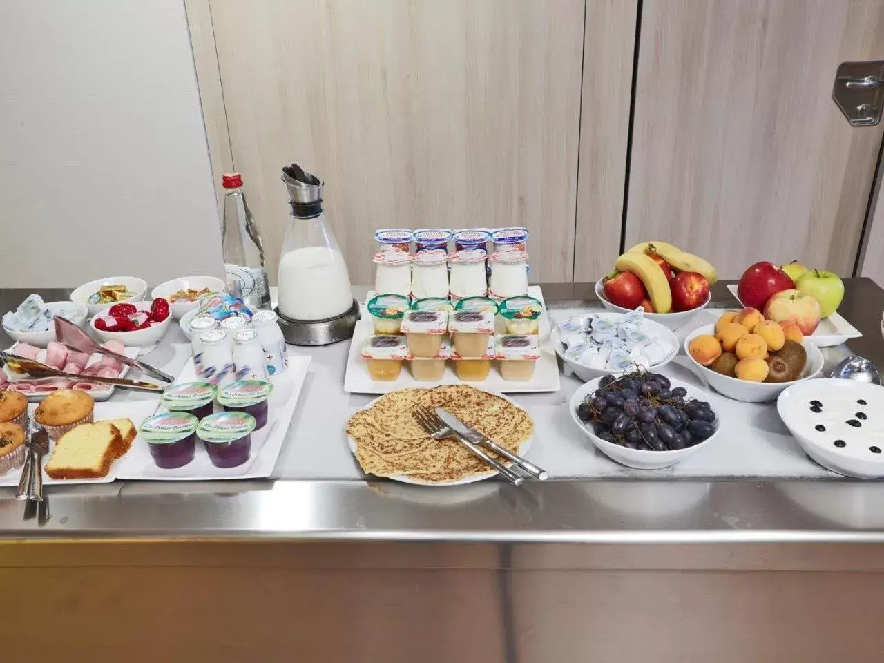 Buffet breakfast in Kyriad Prestige Pau – Palais des Sports
