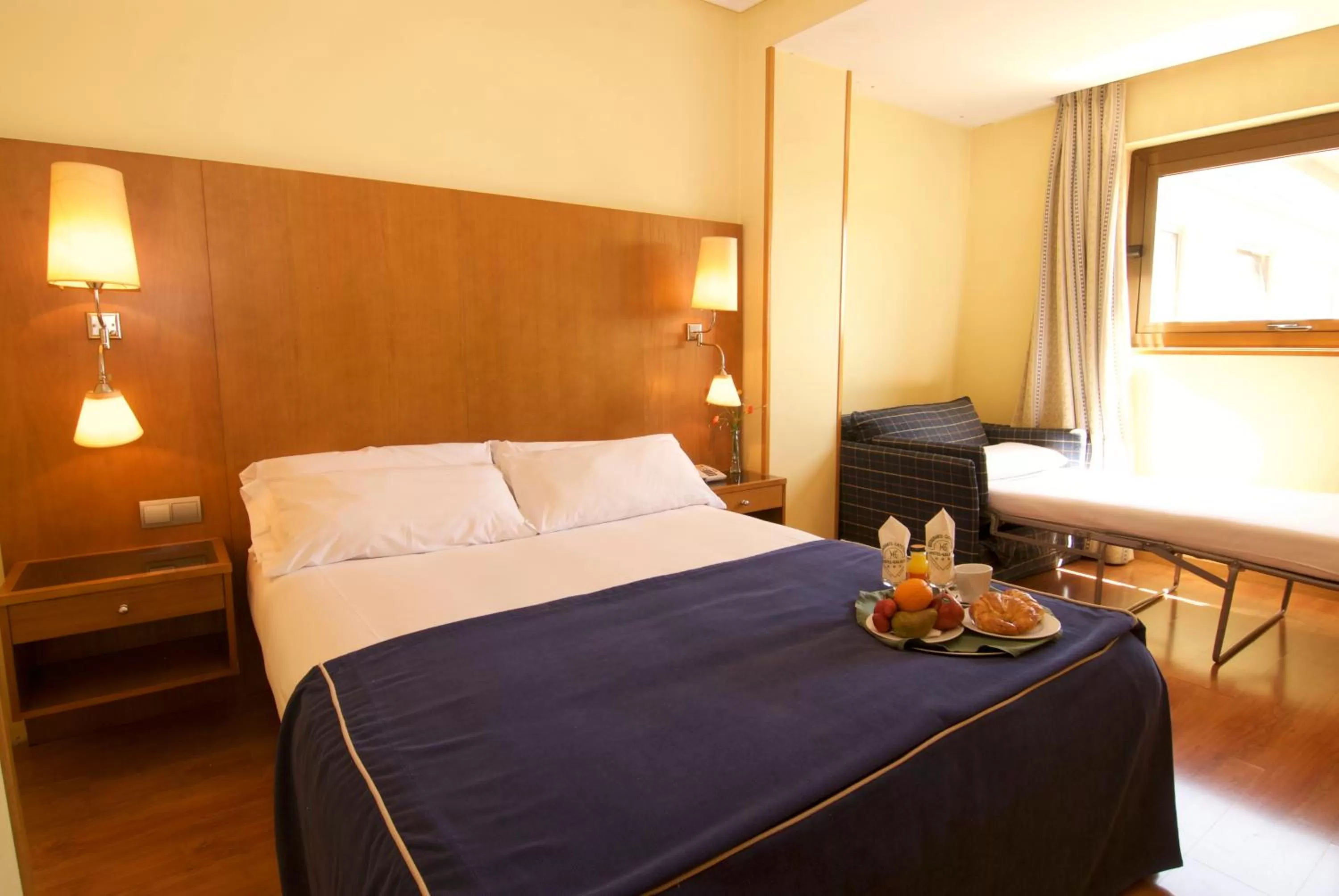 Photo of the whole room, Bed in Hotel Galaico