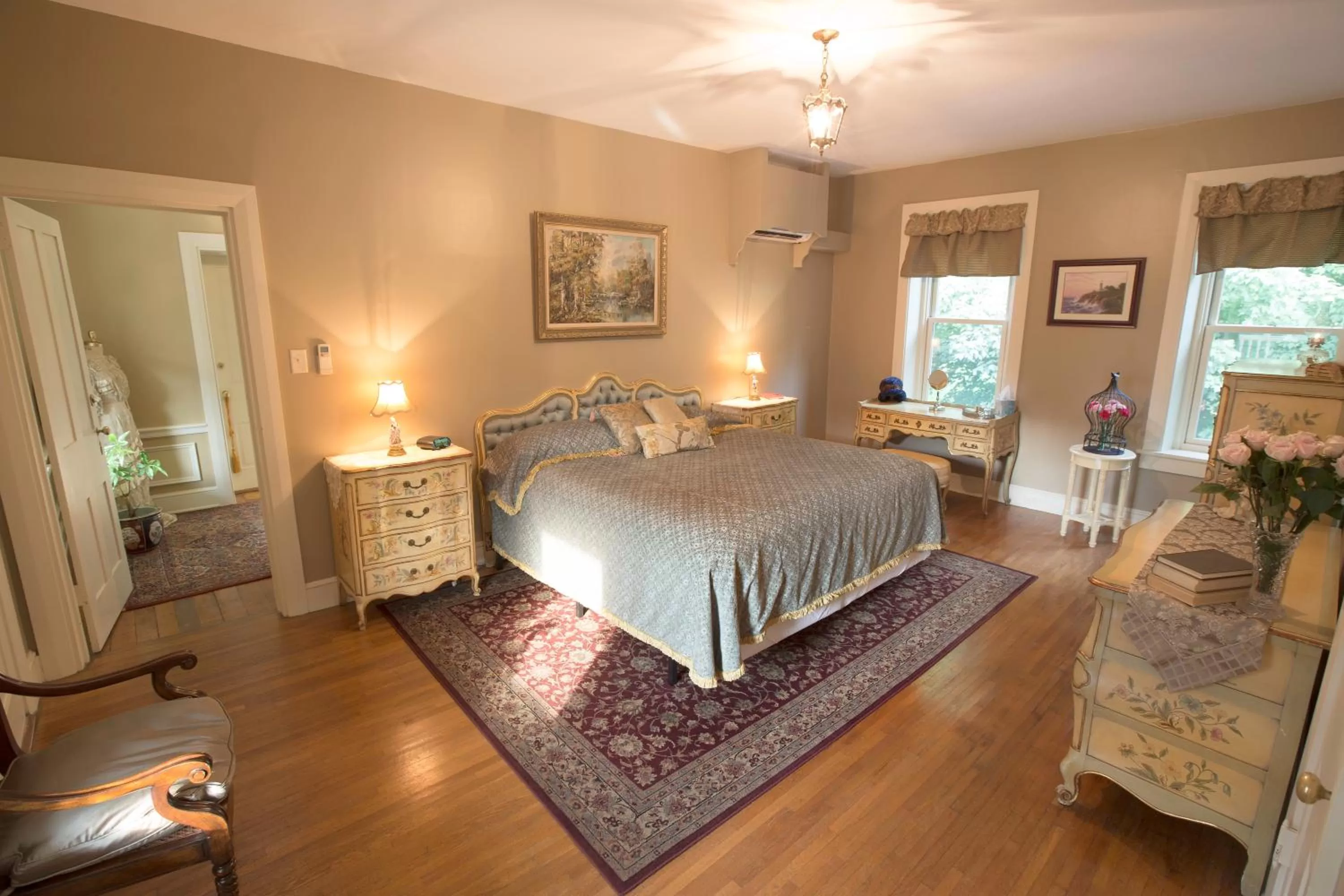 Photo of the whole room, Bed in The Hollinger House