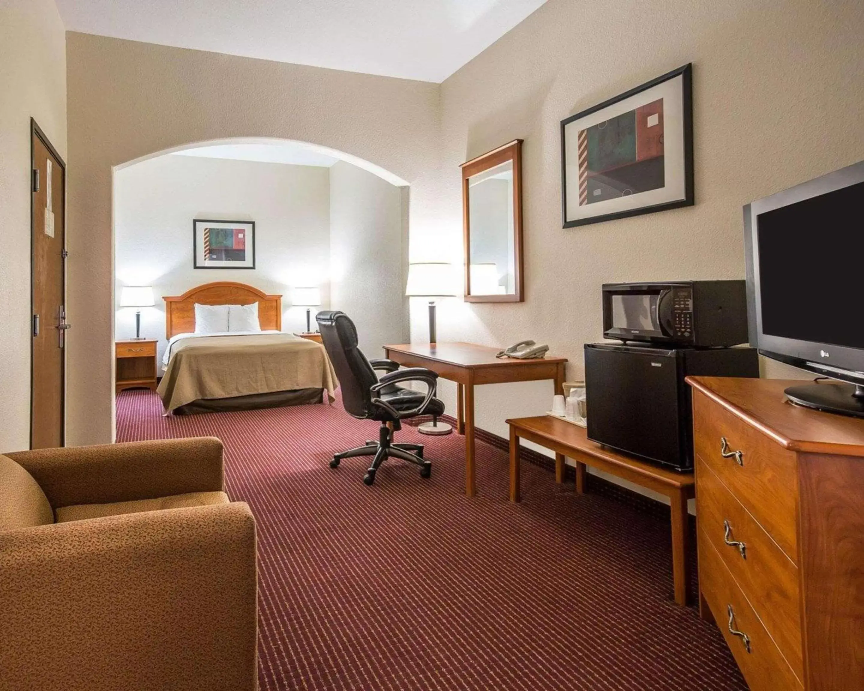 Photo of the whole room, TV/Entertainment Center in Econo Lodge Inn & Suites Beaumont