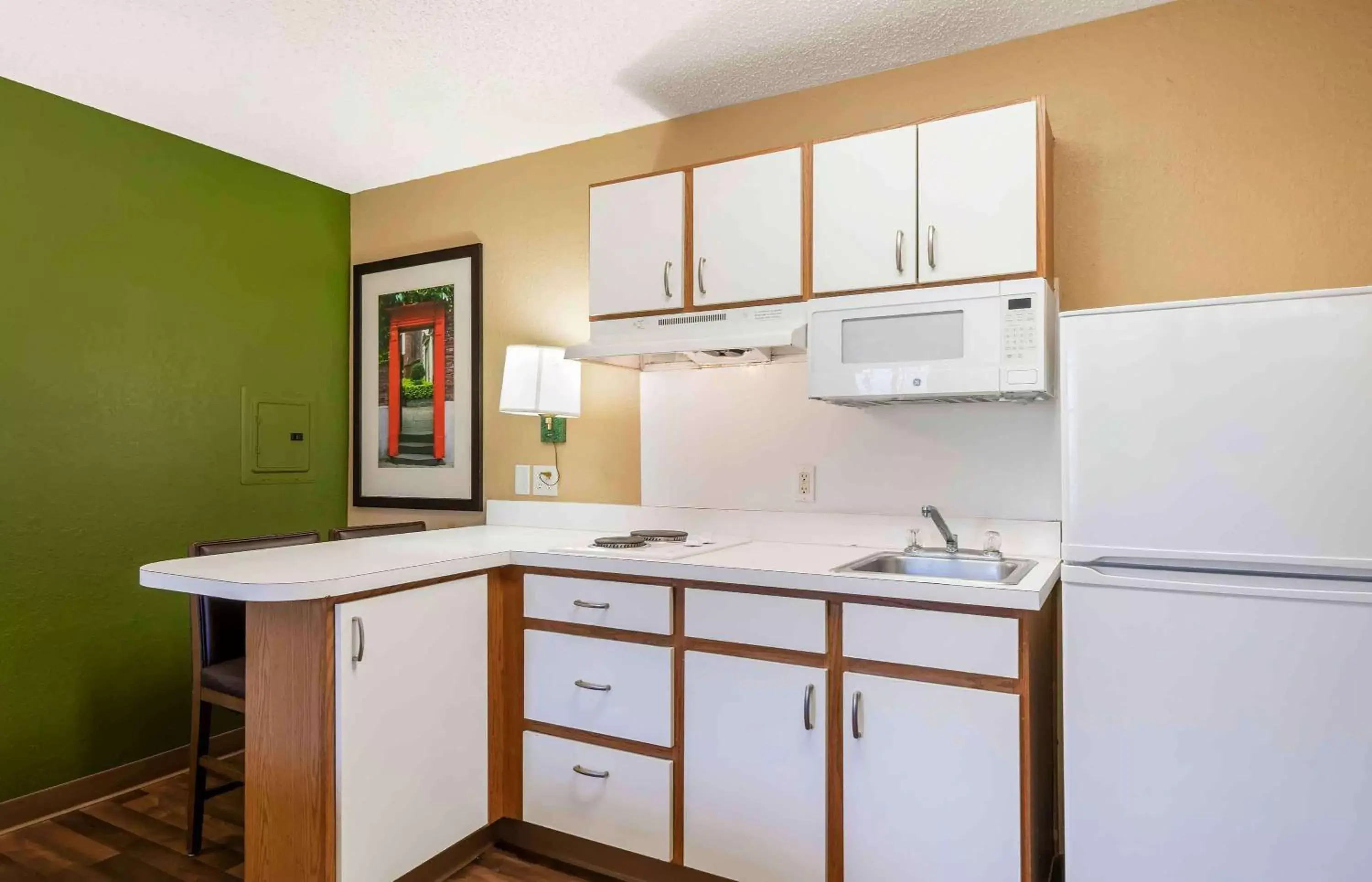 Bedroom, Kitchen/Kitchenette in Extended Stay America Select Suites - Tampa - Brandon