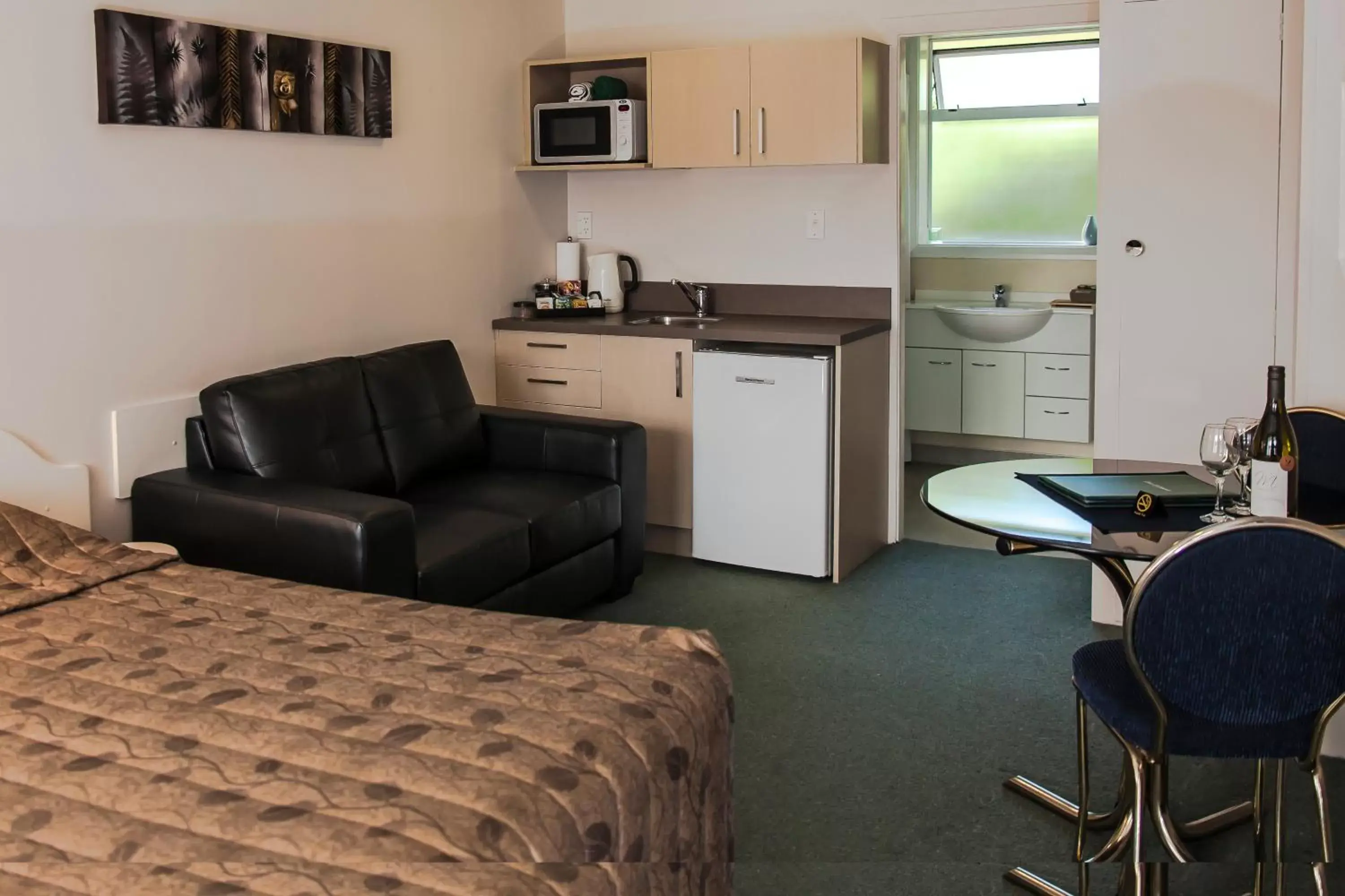 Dining area, Kitchen/Kitchenette in Ashleigh Court Motel