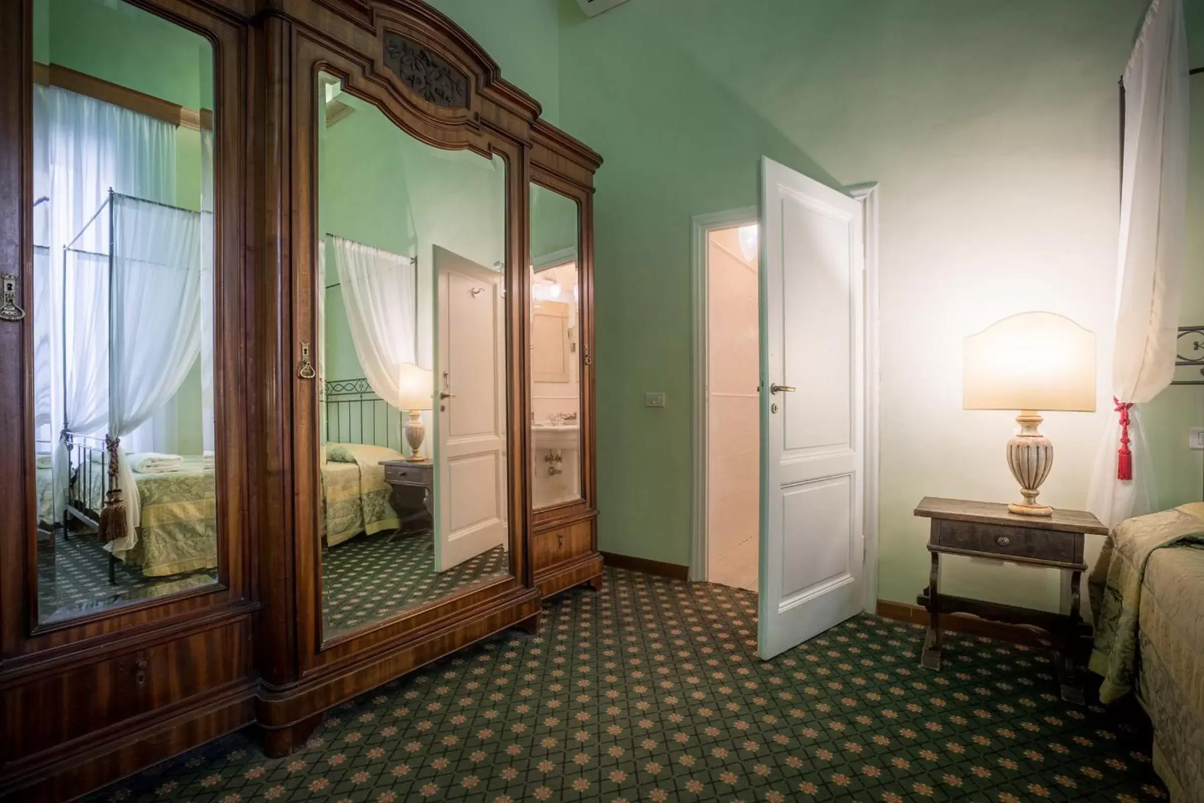 Photo of the whole room, Bathroom in Hotel Torre Guelfa Palazzo Acciaiuoli