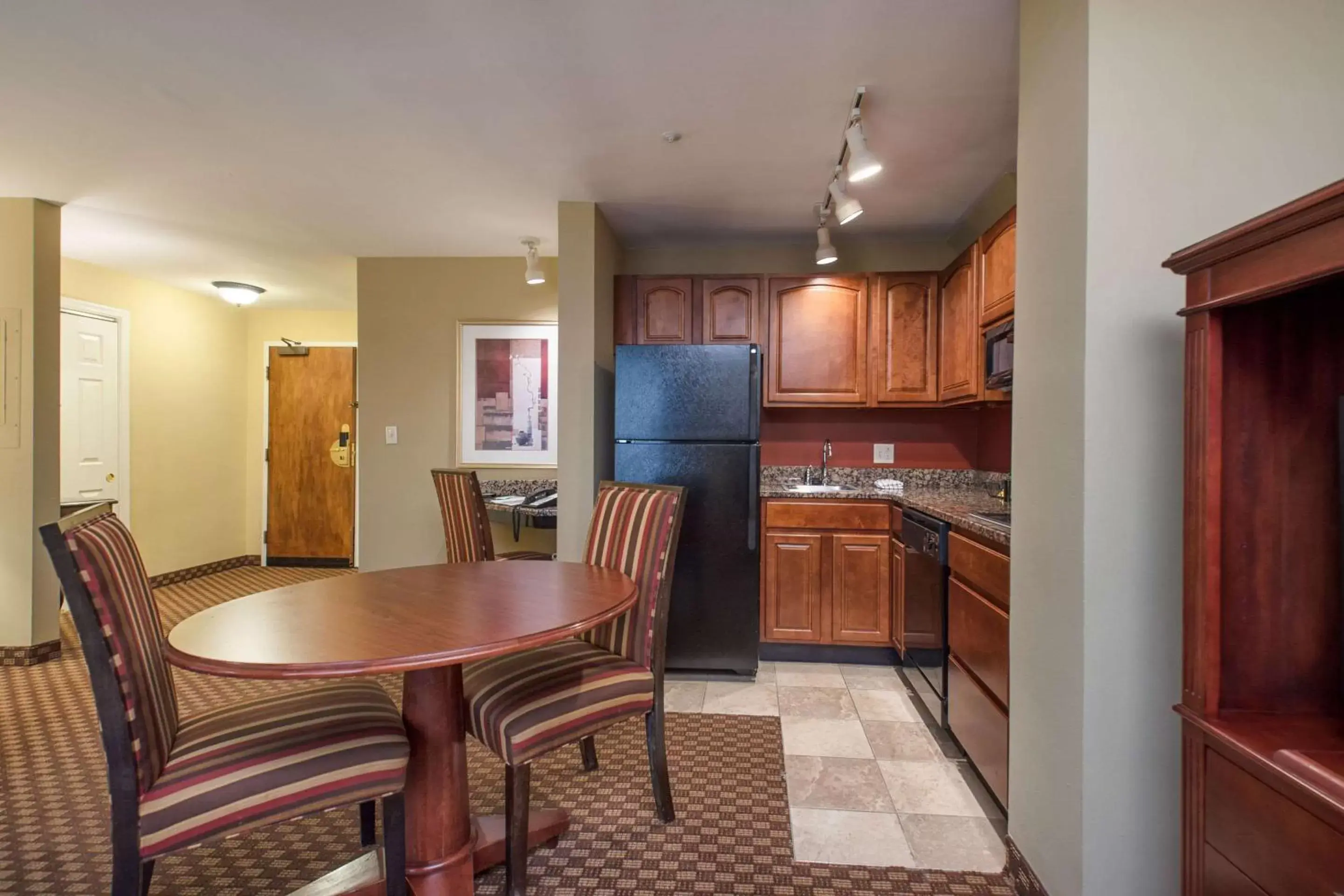Photo of the whole room, Kitchen/Kitchenette in Clarion Collection Hotel Arlington Court Suites