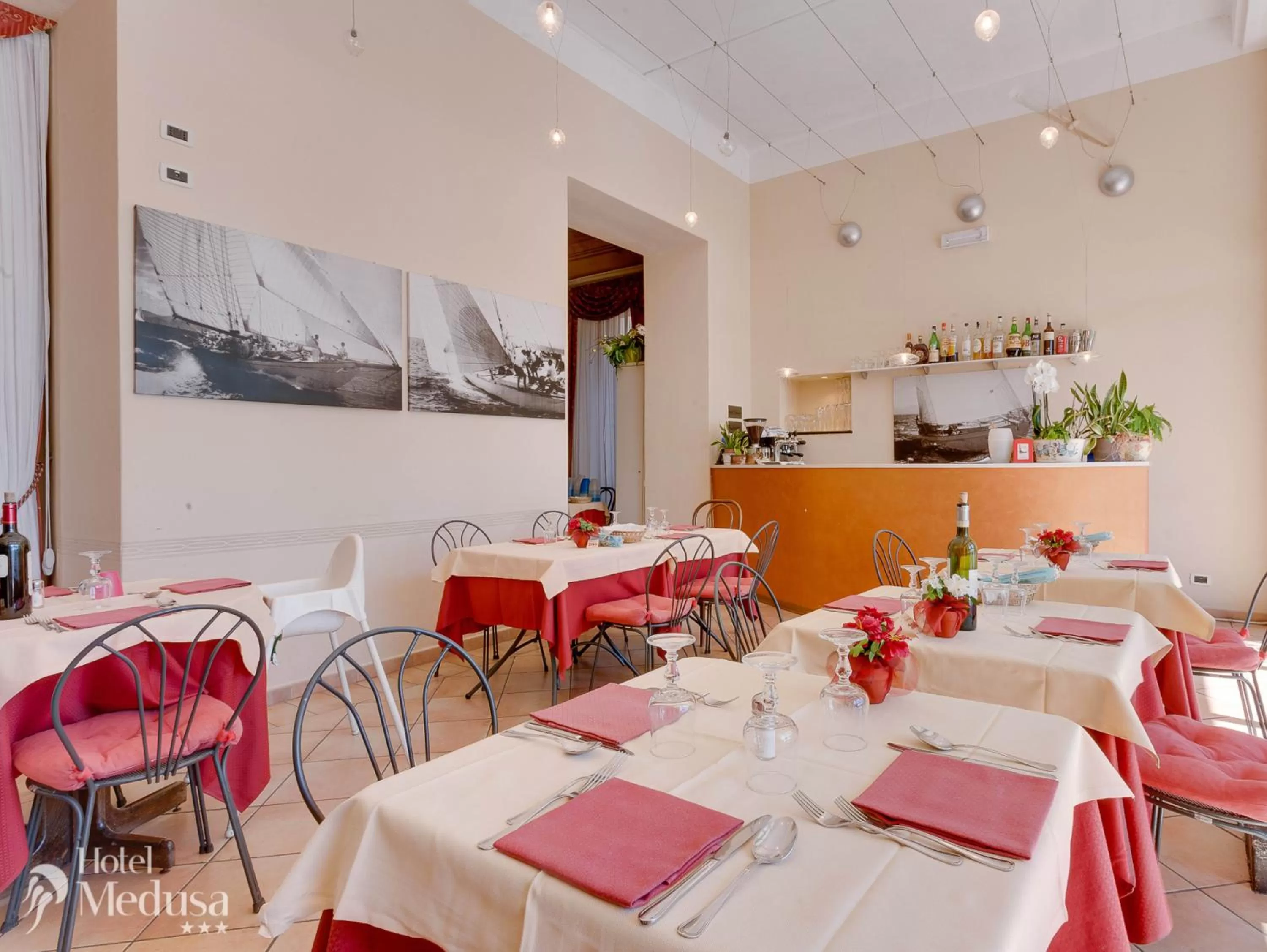 Restaurant/places to eat in Hotel Medusa