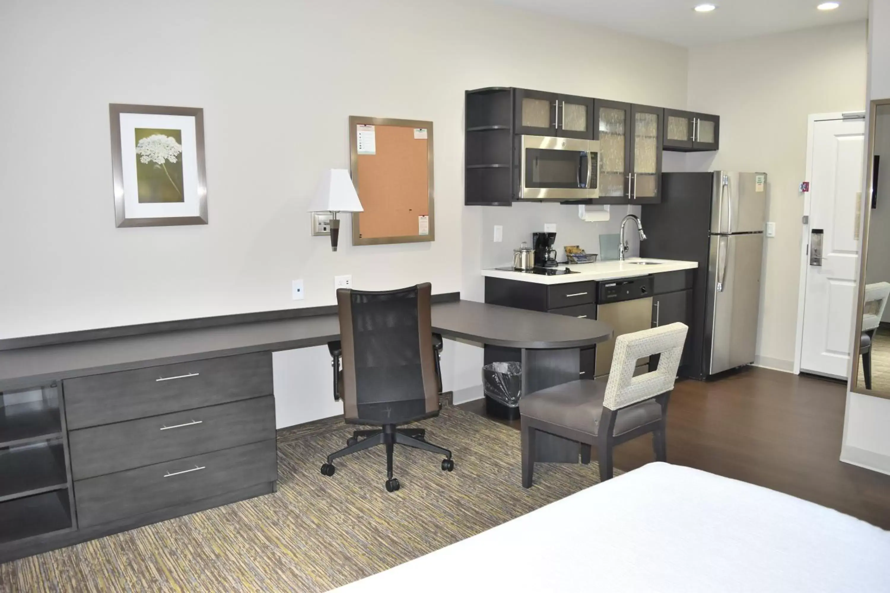 Photo of the whole room, Kitchen/Kitchenette in Candlewood Suites Independence, an IHG Hotel