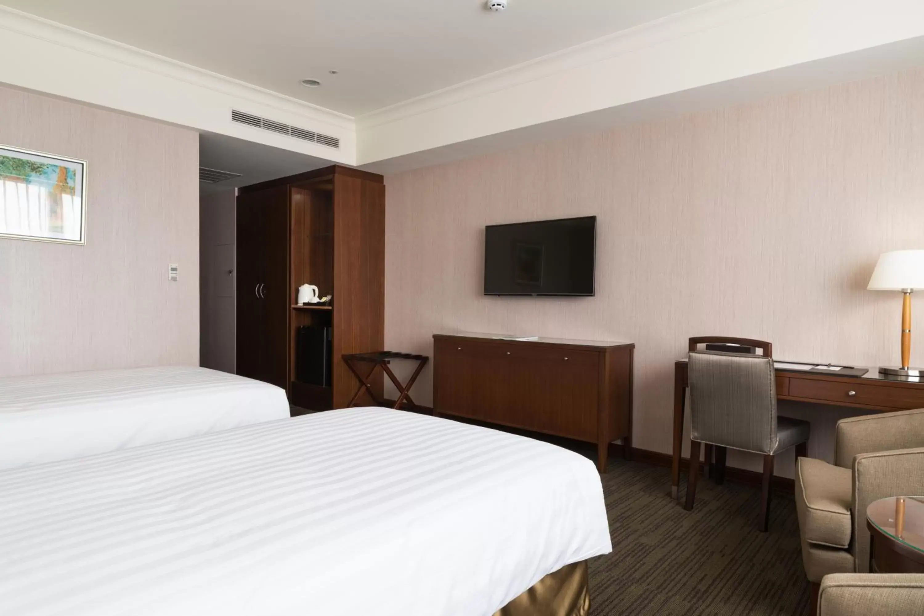 Photo of the whole room, Bed in Fushin Hotel Taipei Photo of the whole room, Bed in Fushin Hotel Taipei