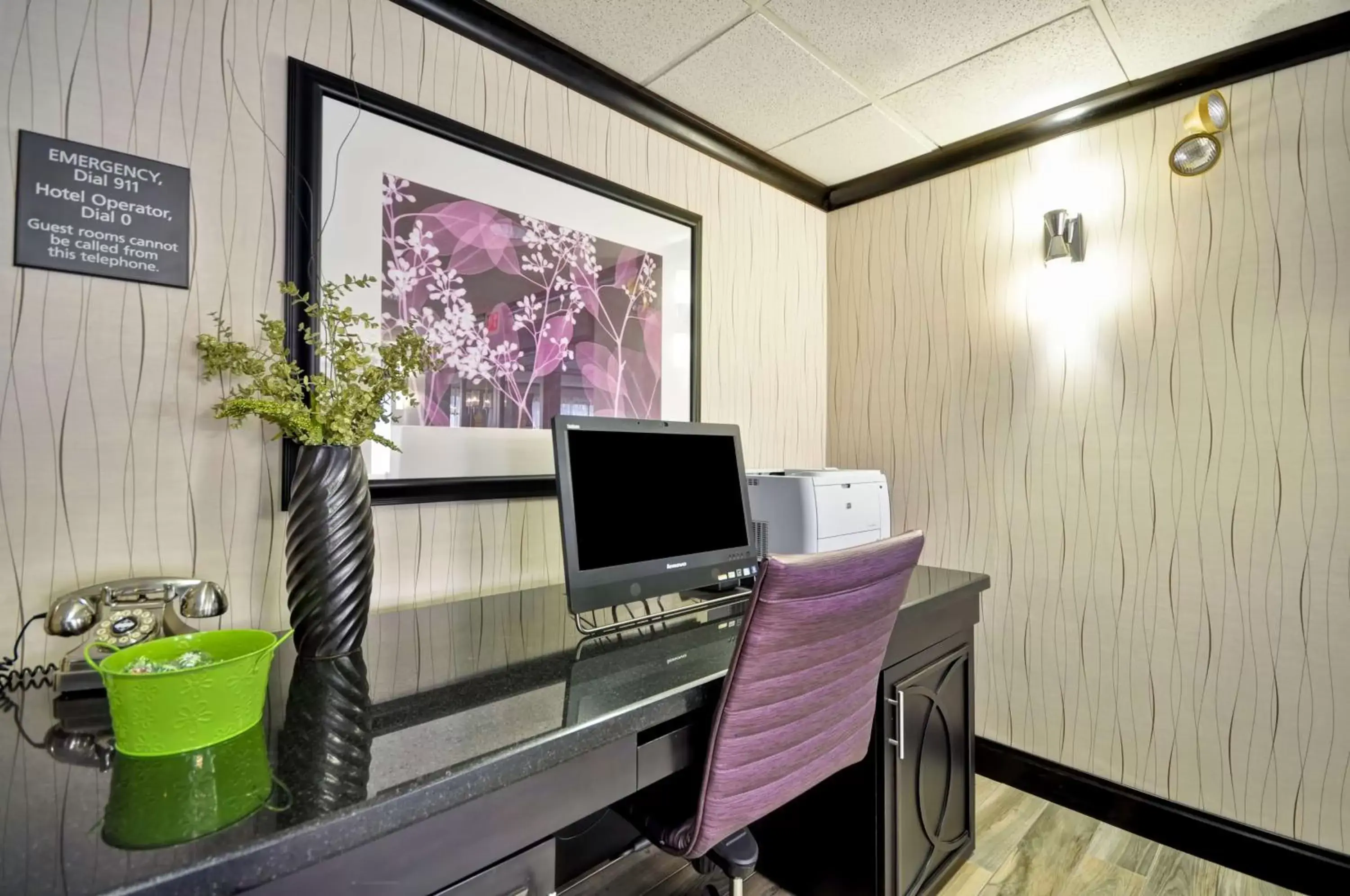 Business facilities, TV/Entertainment Center in Hampton Inn Kansas City - Airport