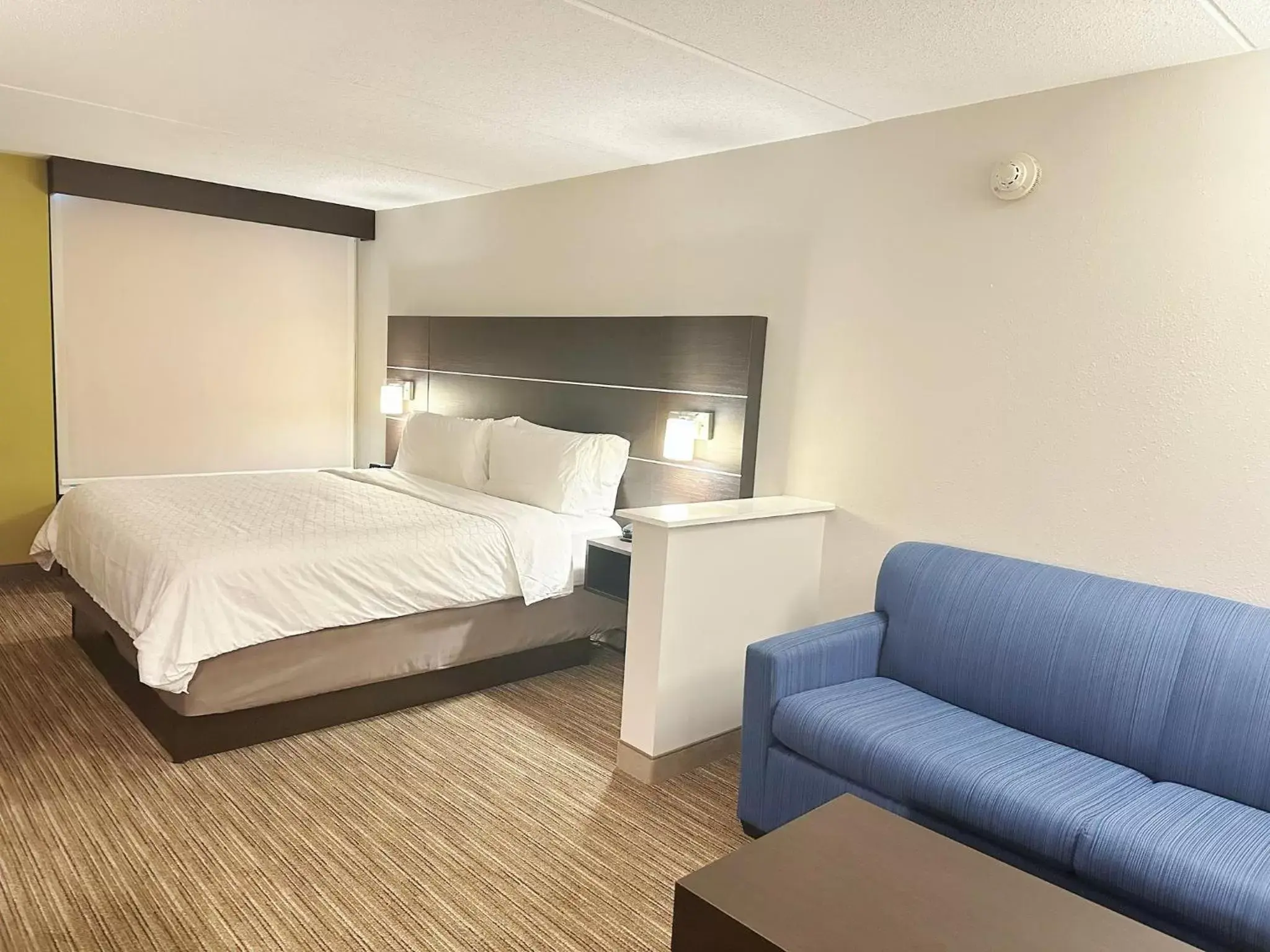 Bed in Holiday Inn Express & Suites - Prospect Heights, an IHG Hotel