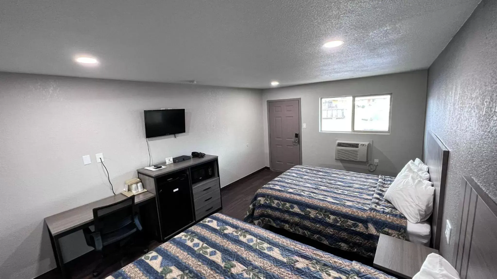 Bed, TV/Entertainment Center in Value Lodge
