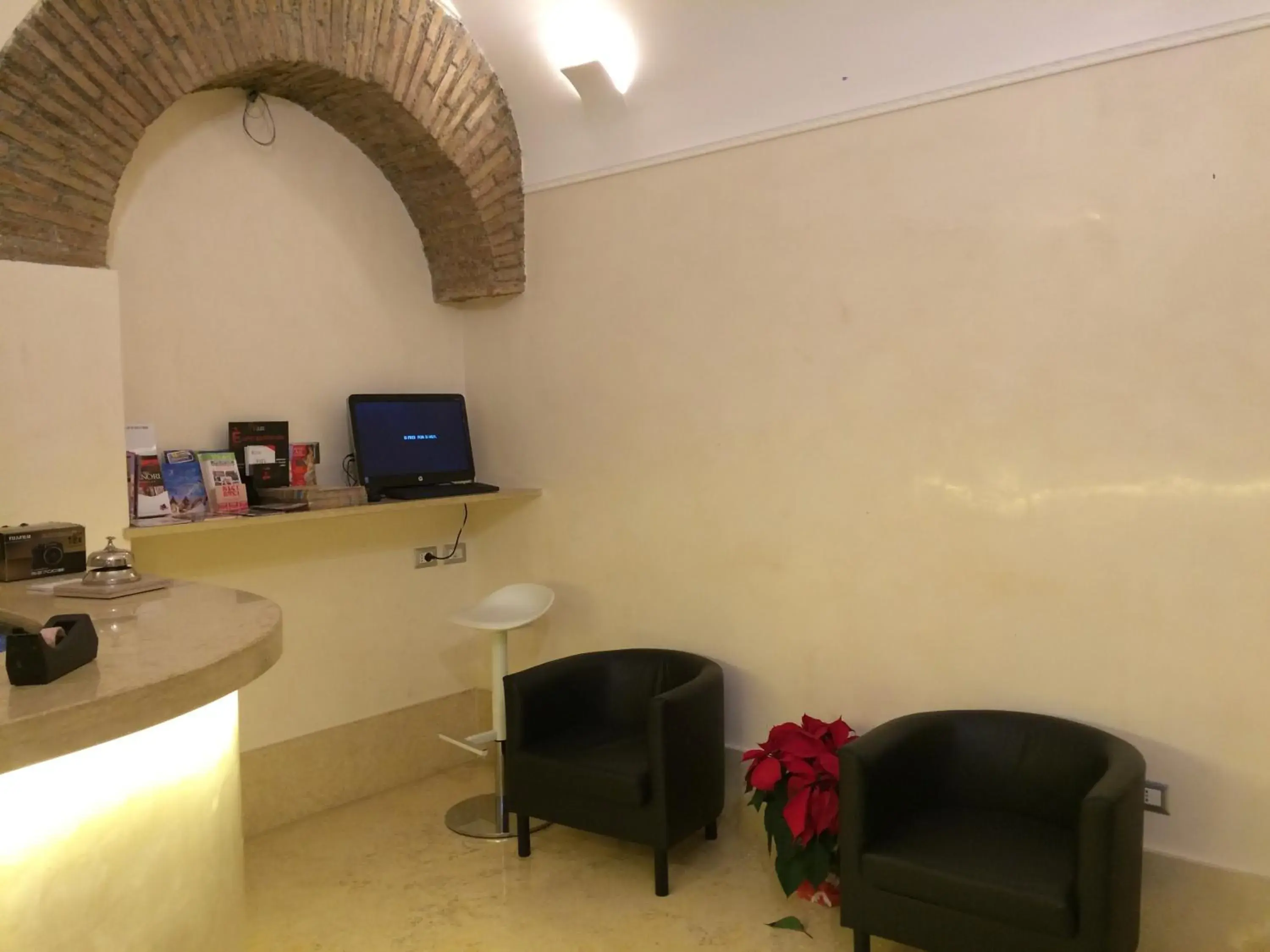 Communal lounge/ TV room, Lobby/Reception in Hotel Elide