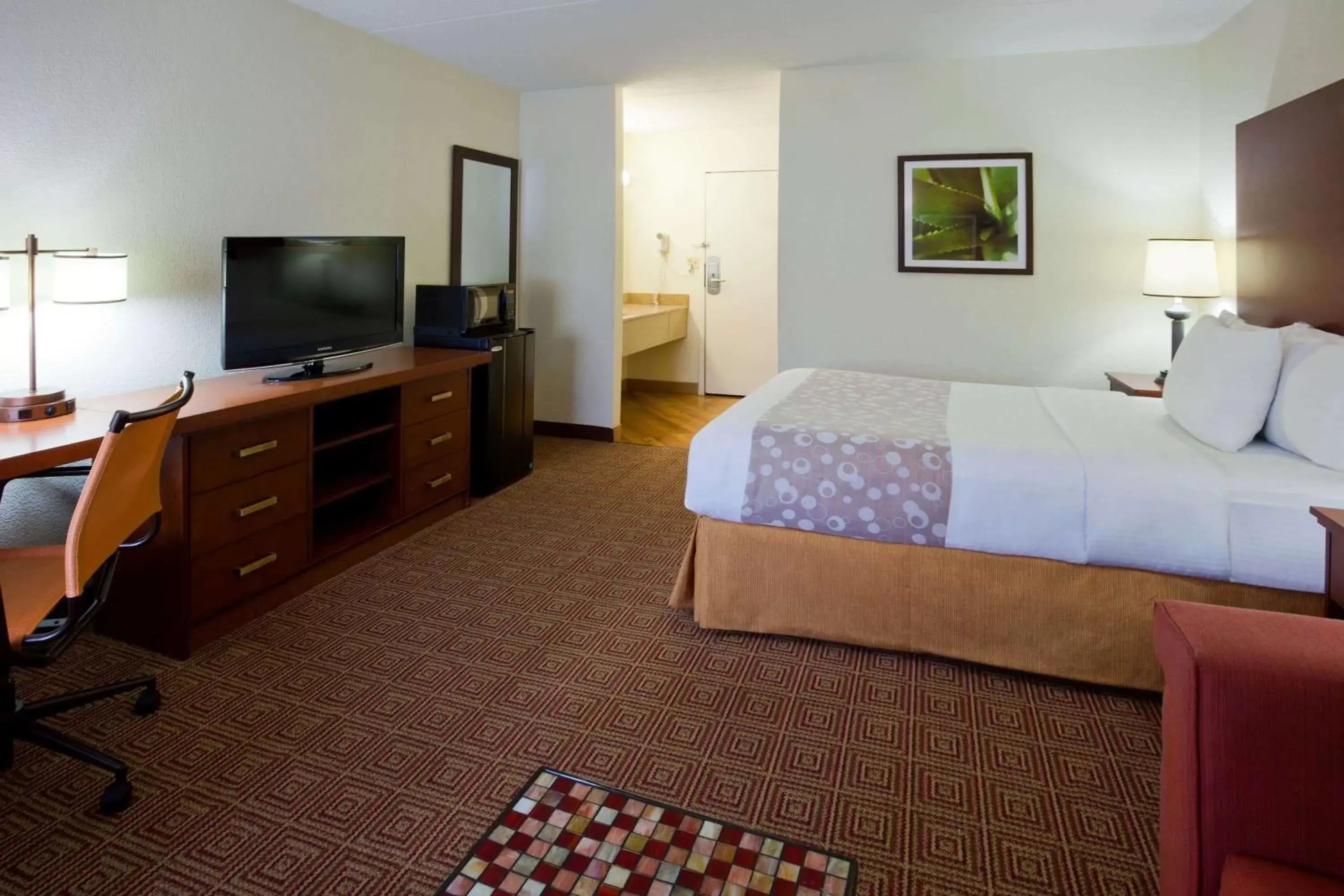 Photo of the whole room, Bed in La Quinta Inn by Wyndham Minneapolis Airport Bloomington