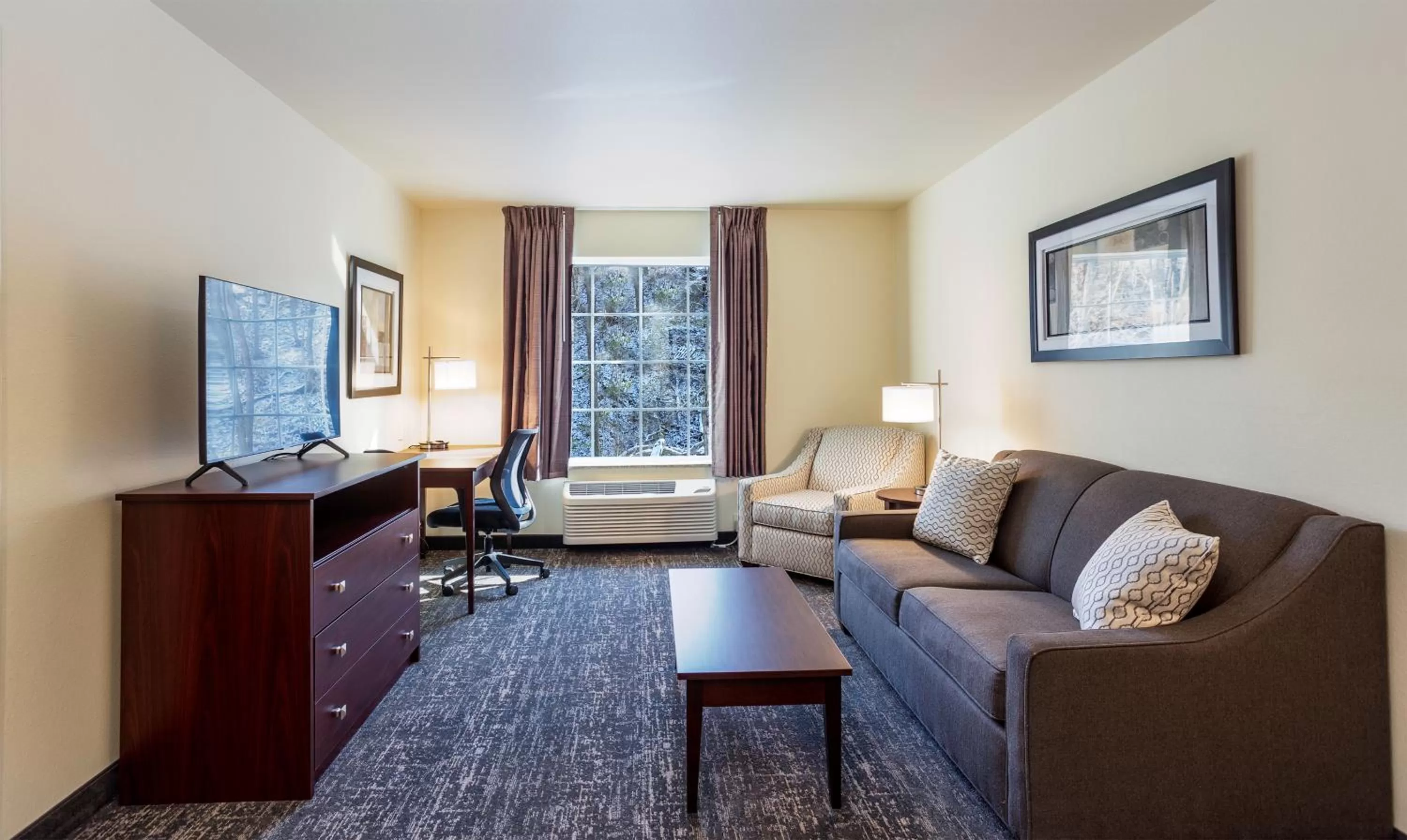 TV and multimedia in Cobblestone Inn & Suites - Brookville