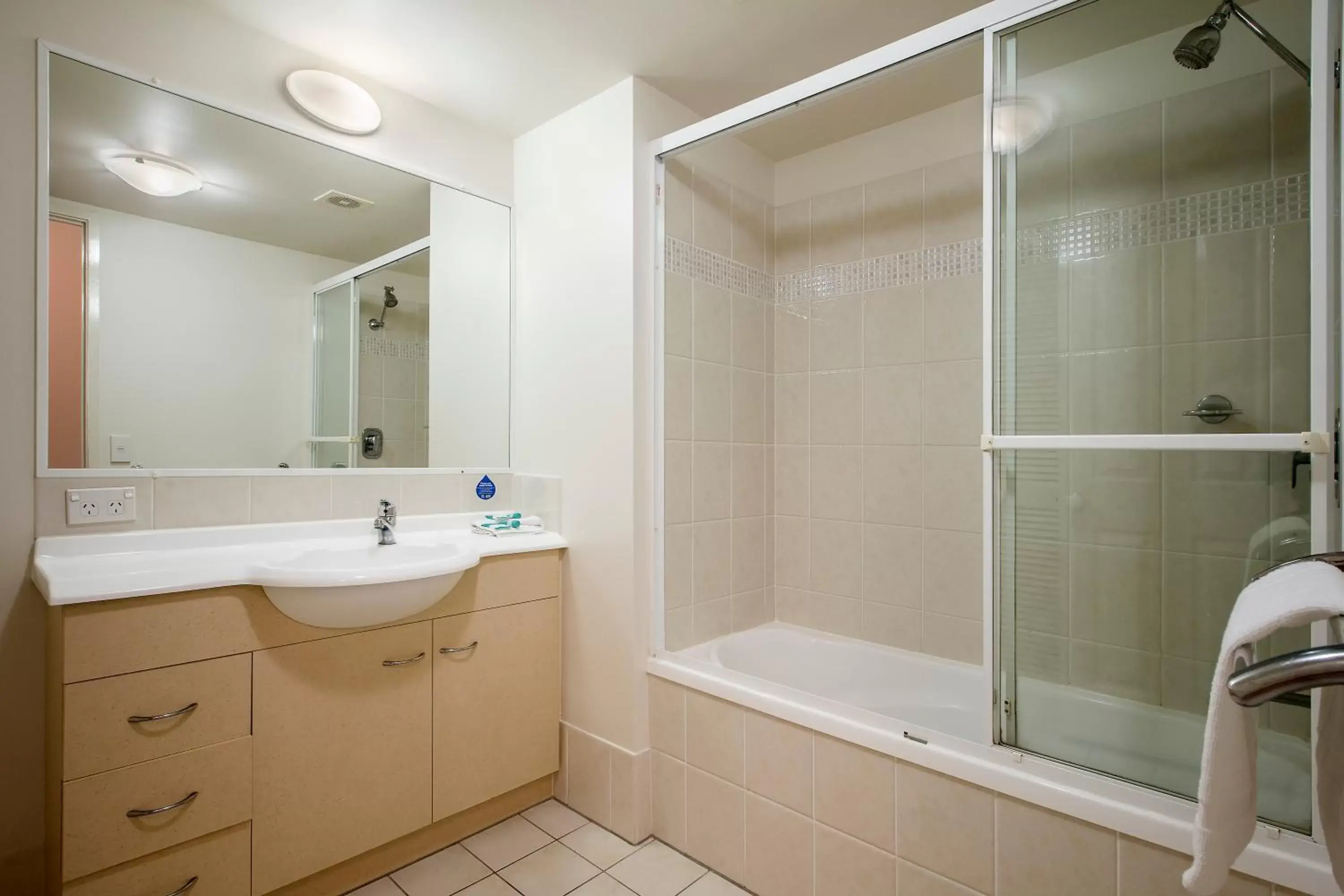 Bathroom in Golden Riviera Absolute Beachfront Resort