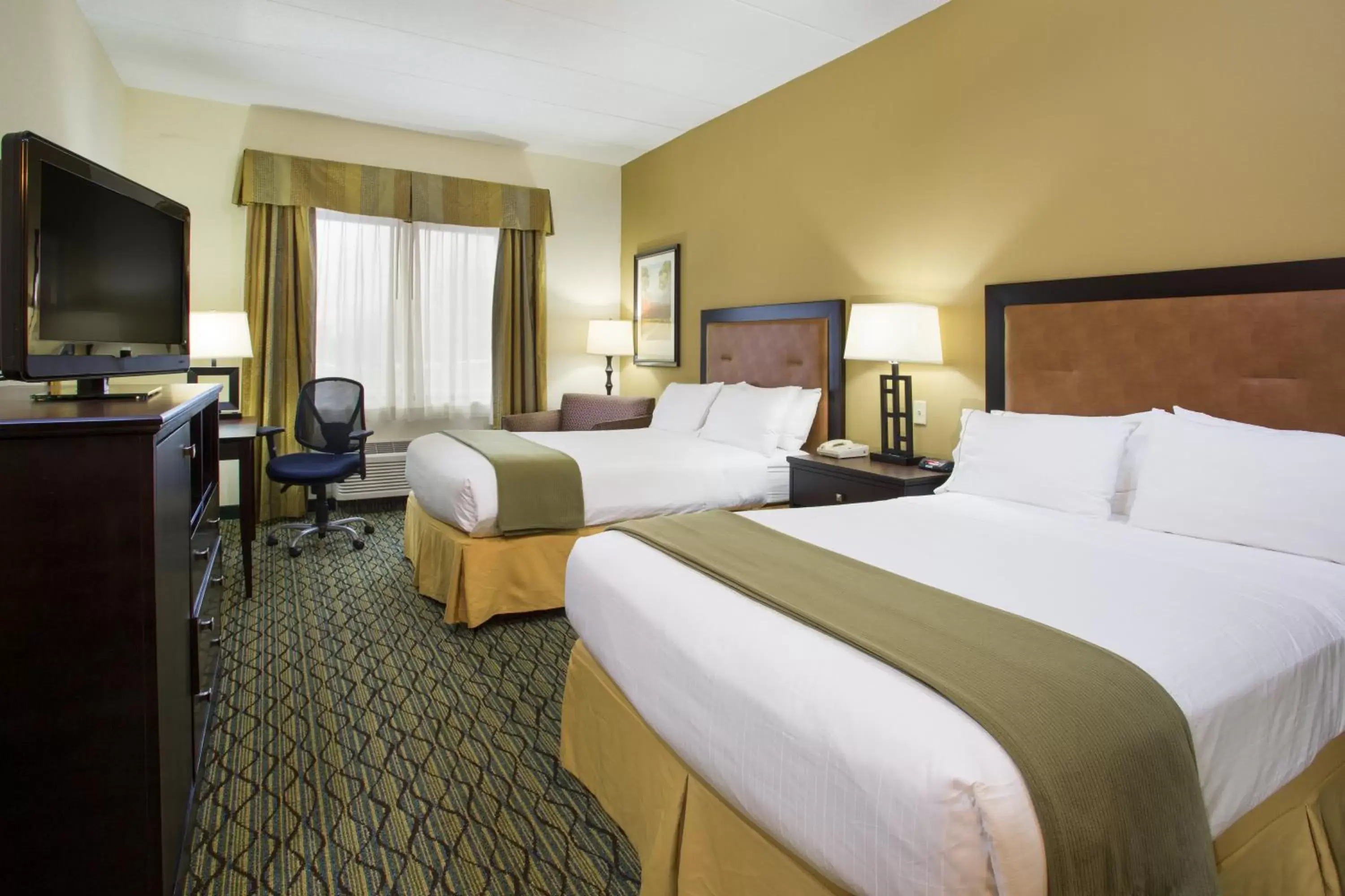 Photo of the whole room, Bed in Holiday Inn Express Hotel & Suites Columbus Airport, an IHG Hotel