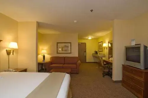 Photo of the whole room, TV/Entertainment Center in Holiday Inn Express & Suites - Laredo-Event Center Area, an IHG Hotel