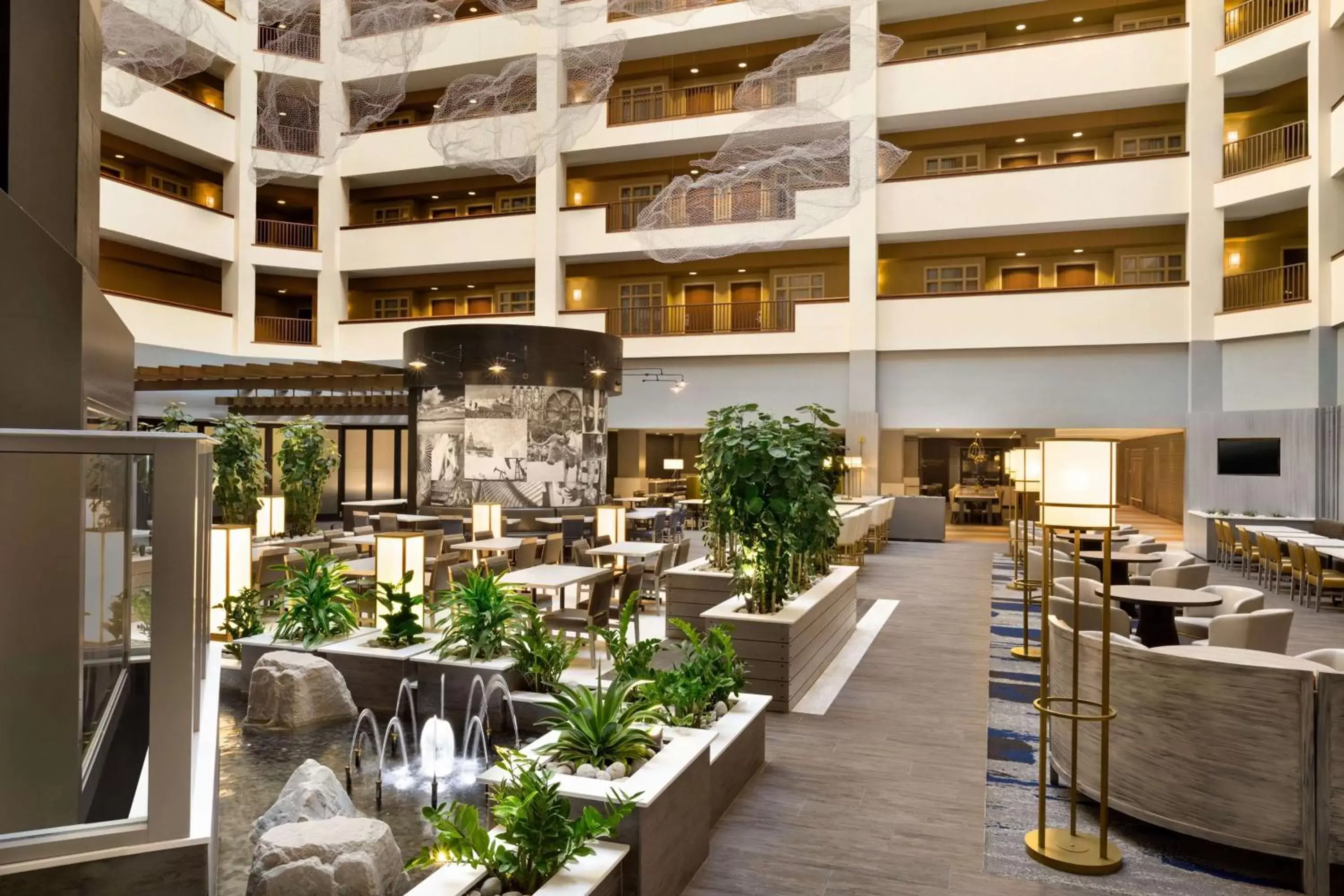 Lobby or reception, Restaurant/Places to Eat in Embassy Suites Dallas - DFW Airport North