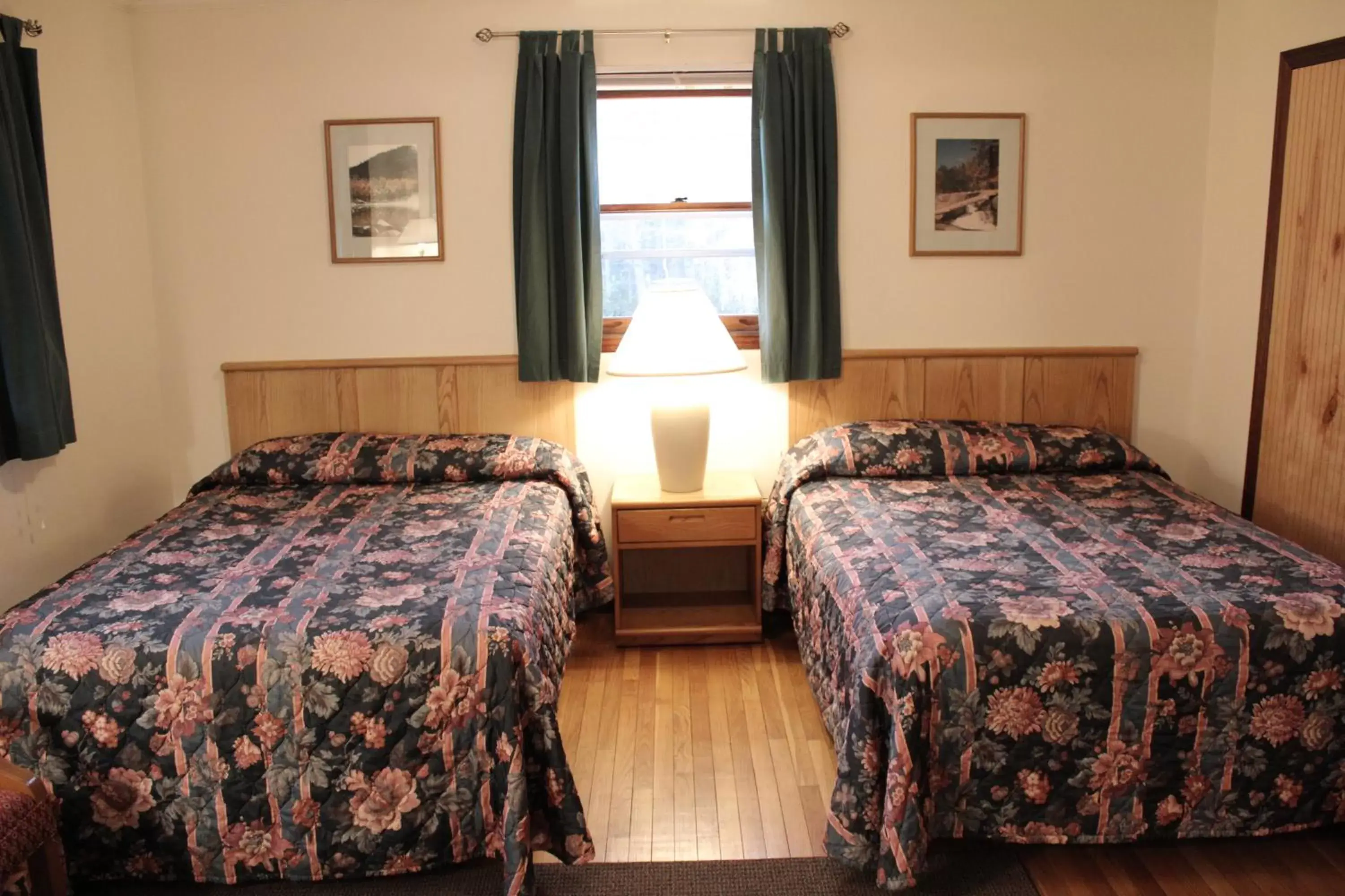 Bed in Nootka Lodge