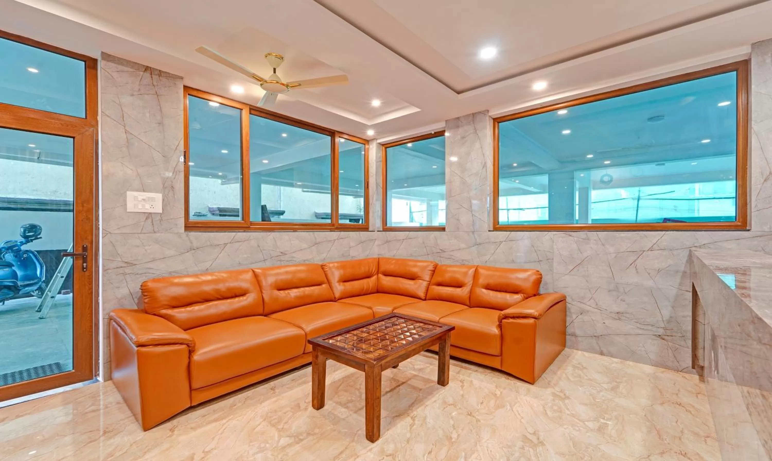 Seating area in Itsy Hotels Elite Inn