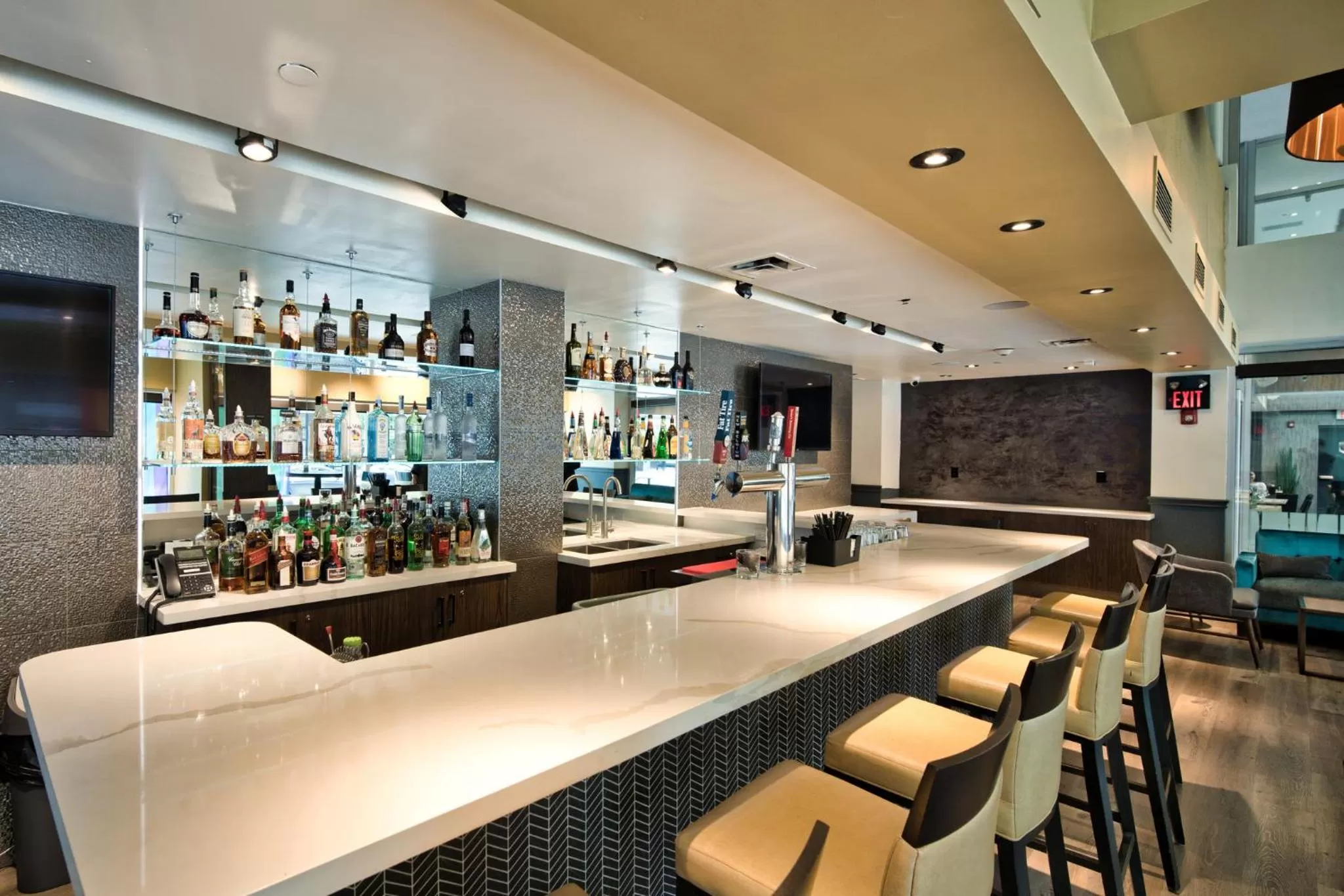 Lounge or bar in Holiday Inn Toronto Downtown Centre by IHG