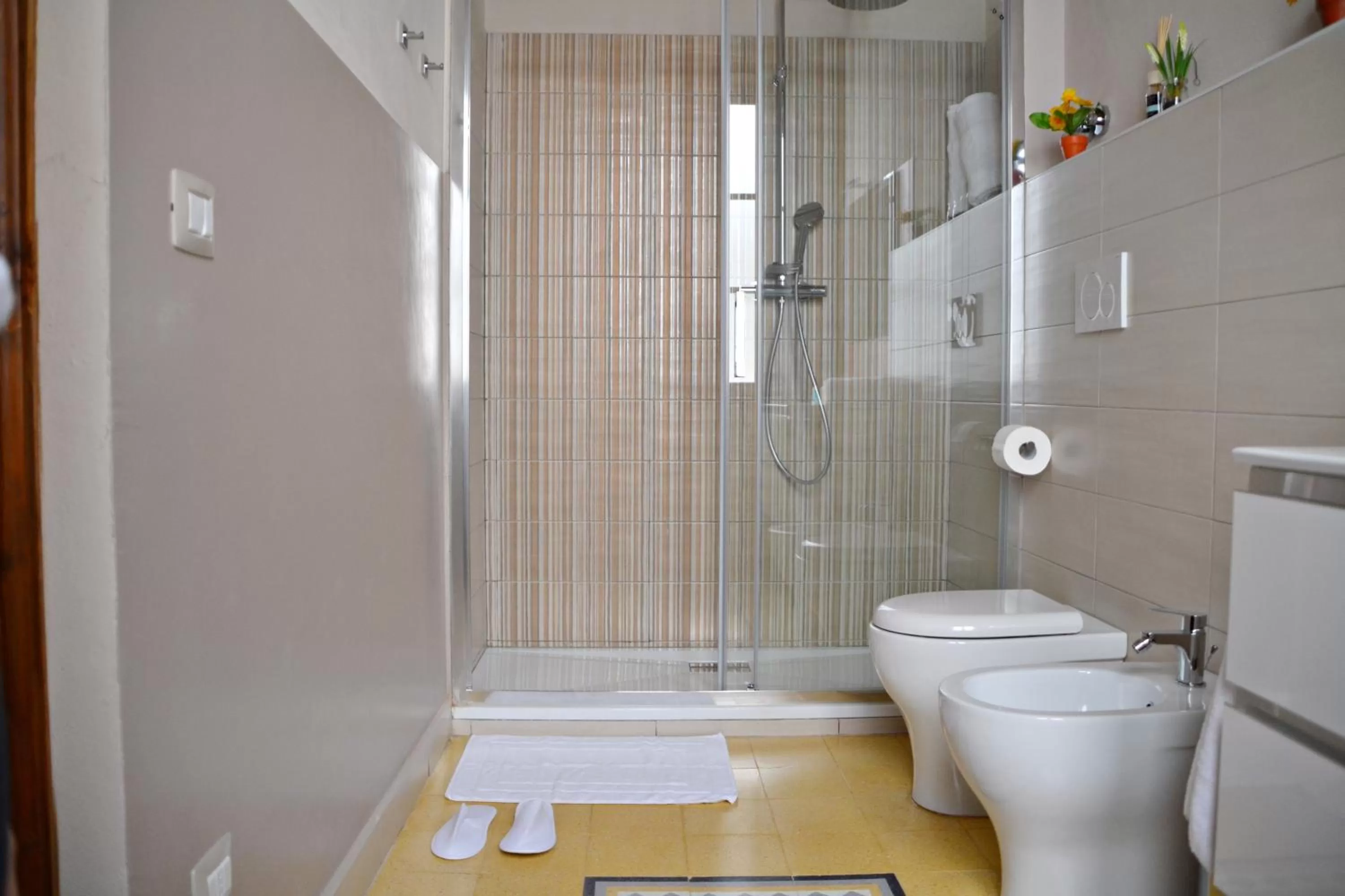 Shower in Tuscany Experience BnB