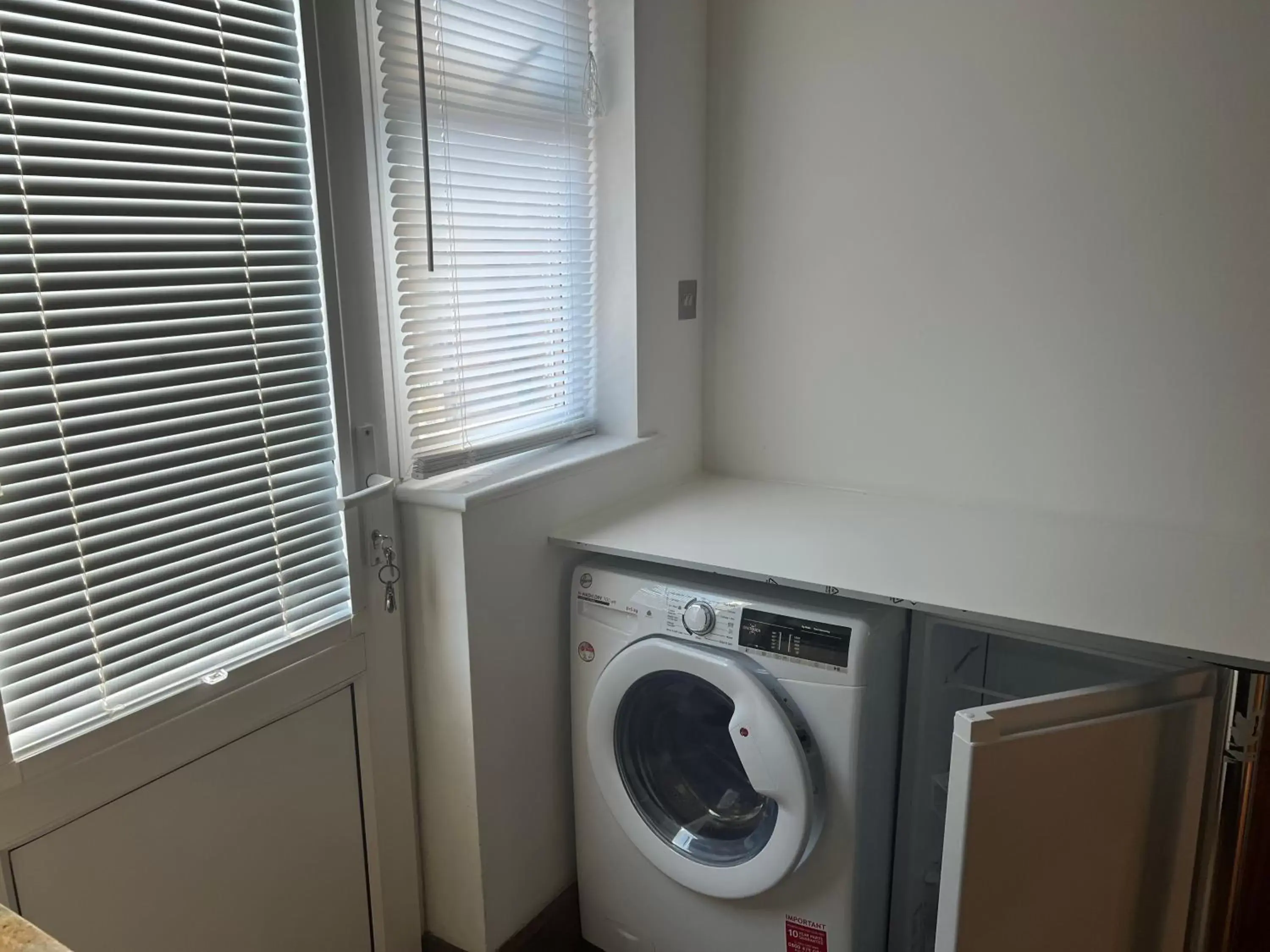 TJ Homes - Luxury Studio Suite with Garden View - Next to tube station London