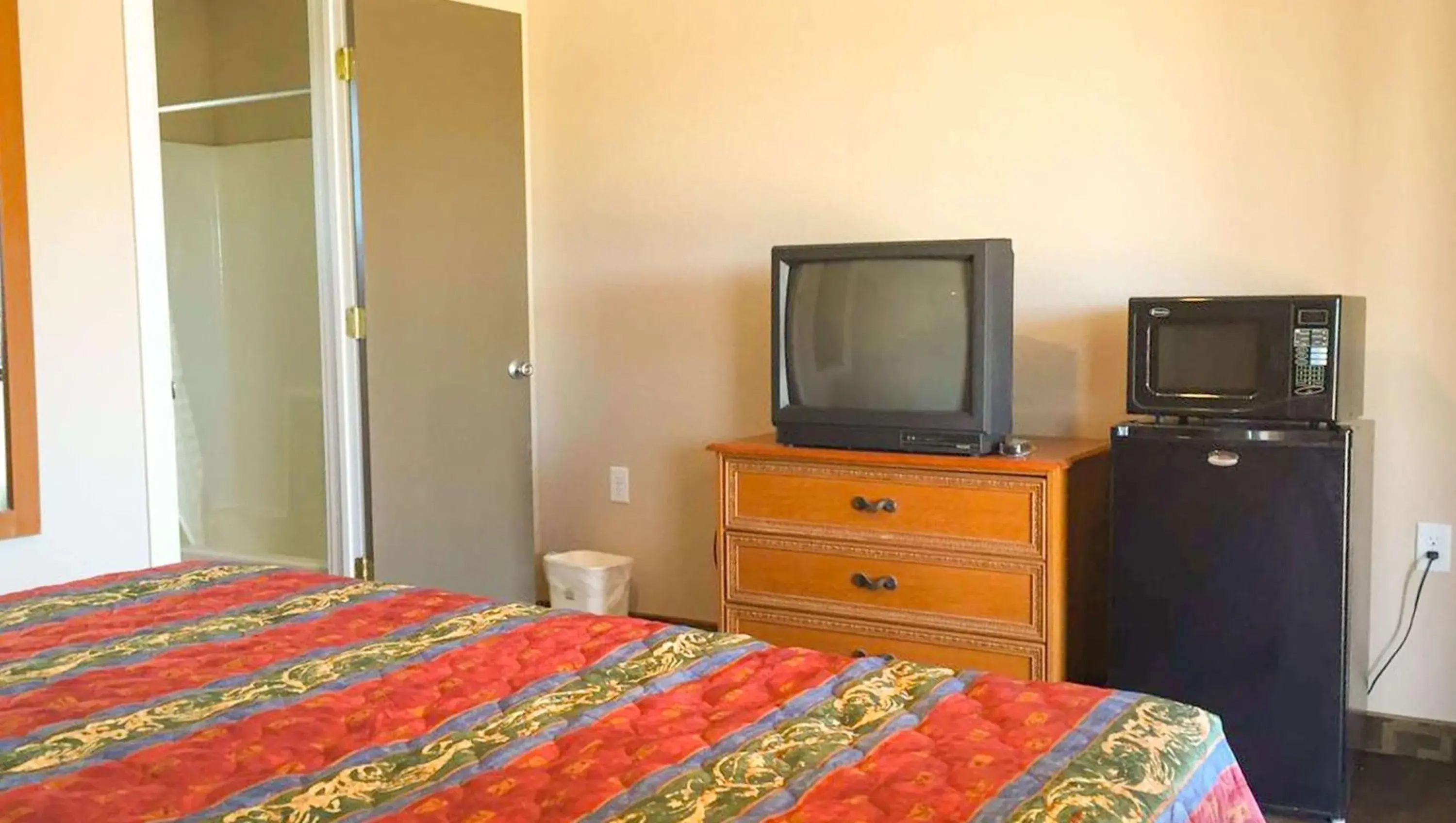 Photo of the whole room, TV/Entertainment Center in BUDGET INN ARDMORE