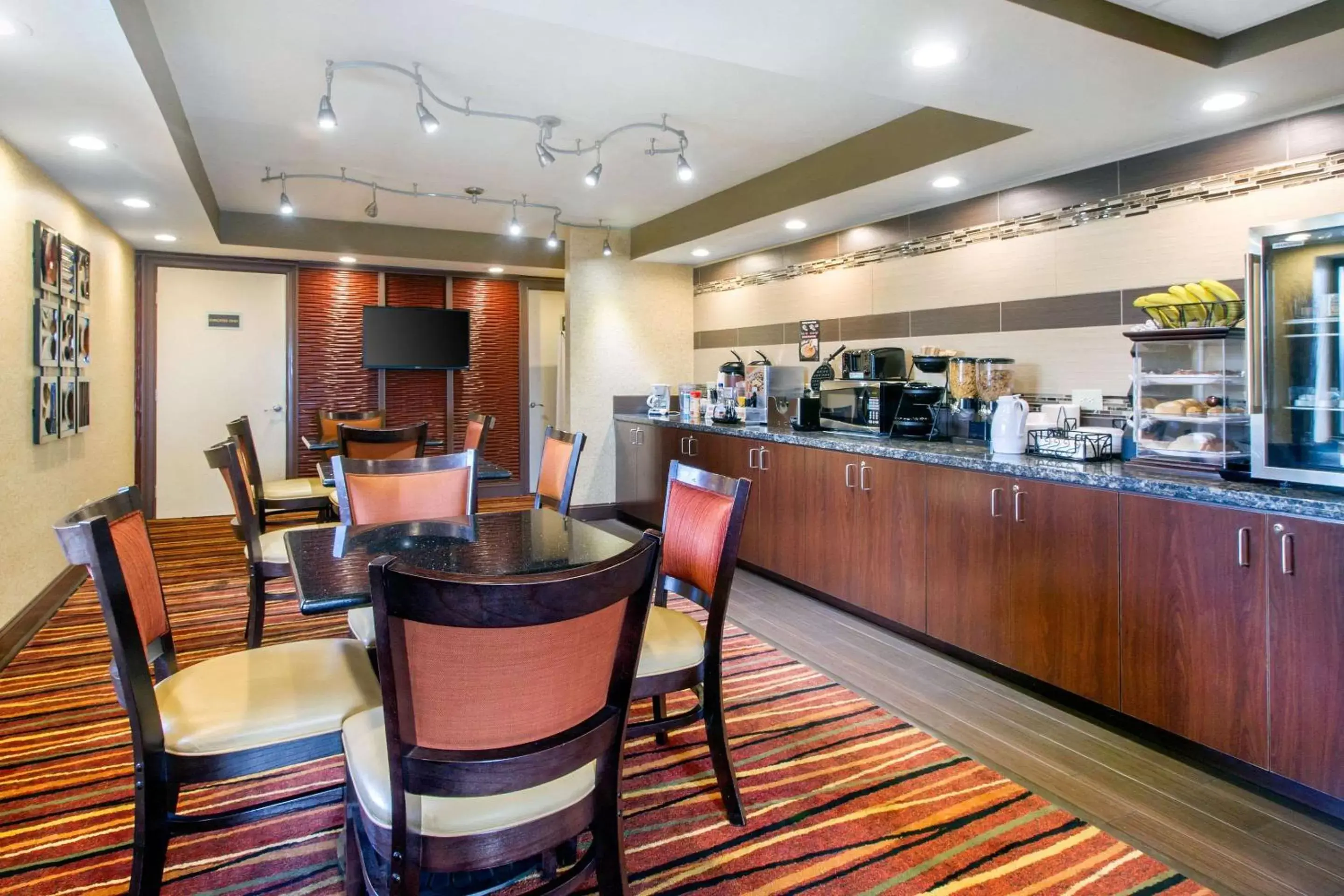 Restaurant/Places to Eat in Econo Lodge Lenoir City