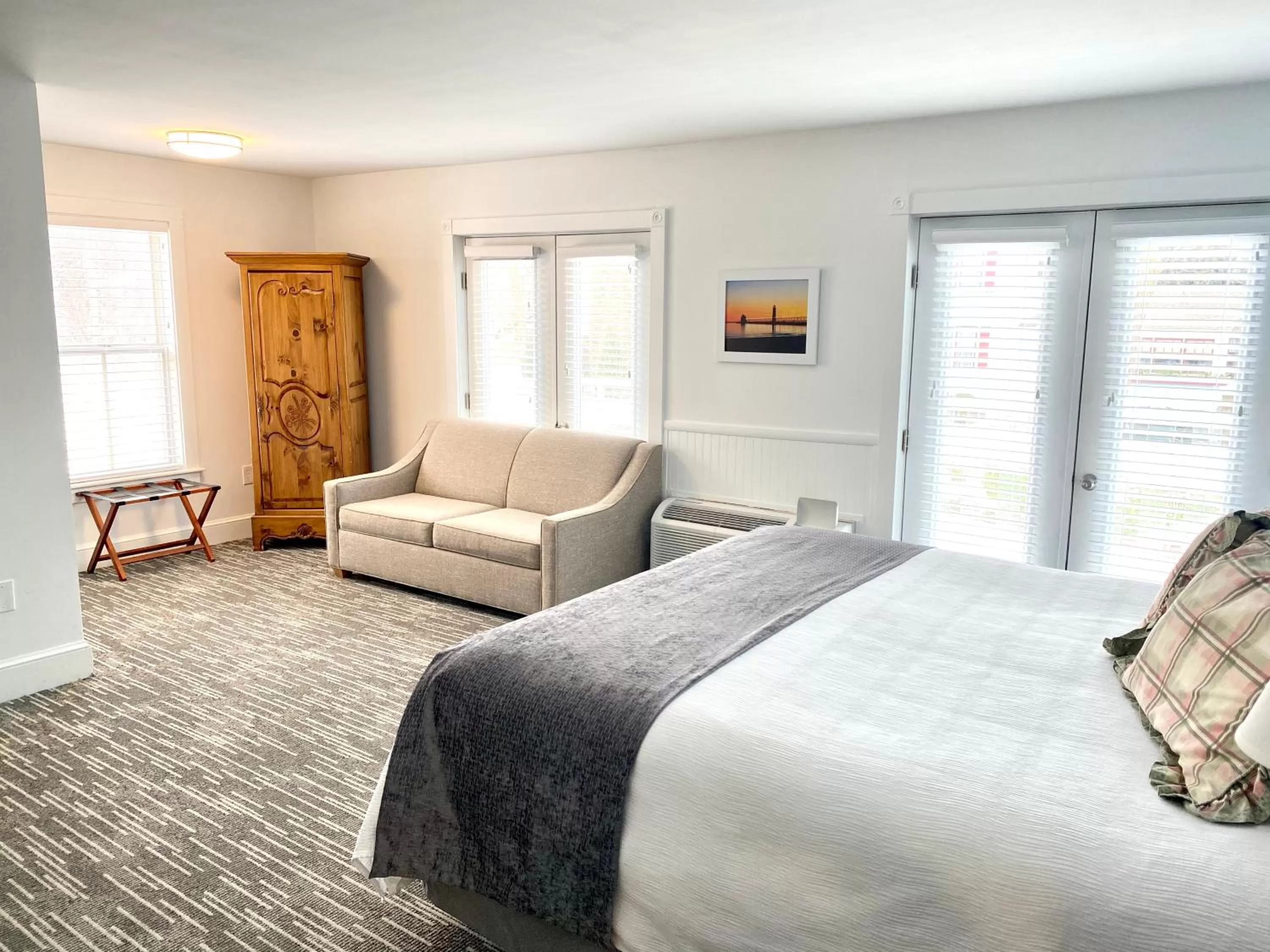 Premium King Room with Balcony in Harbor House Inn