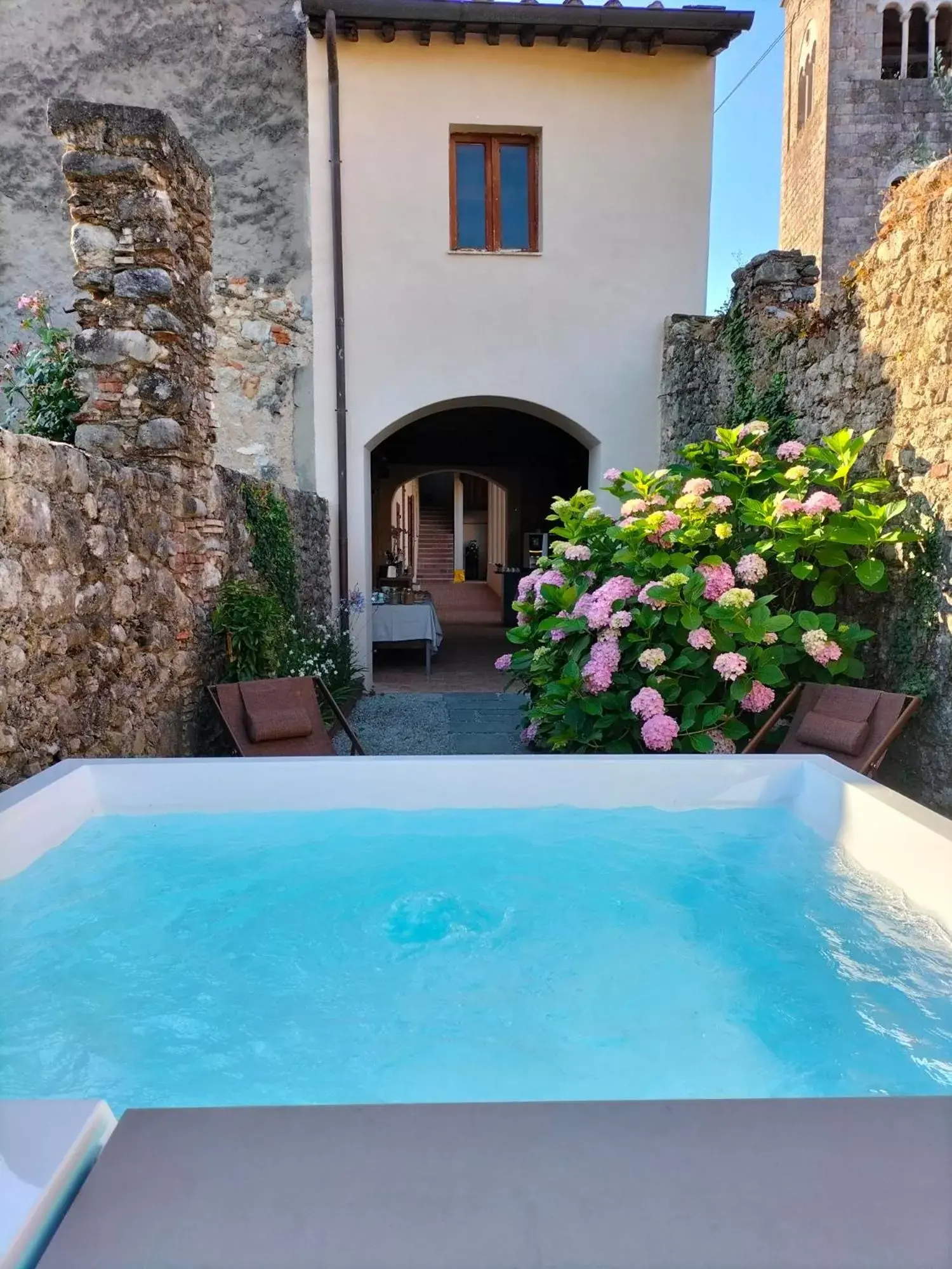 Hot Tub, Swimming Pool in Badia Giulia Prestigious Historical B&B